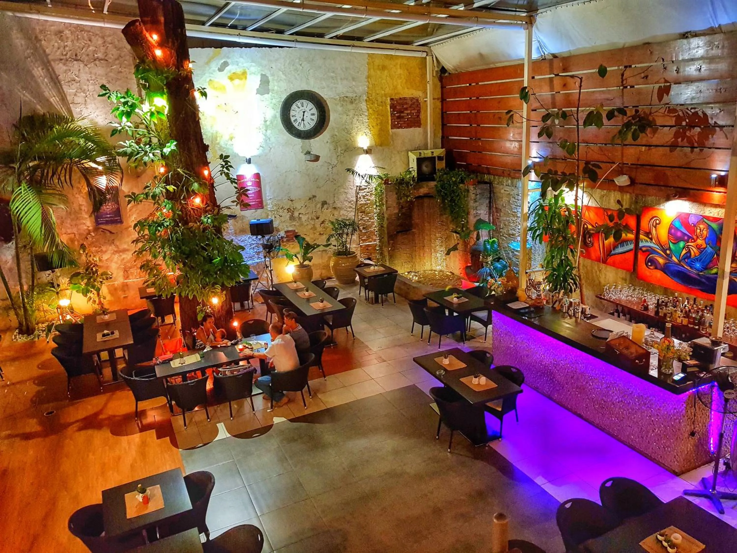 Restaurant/places to eat in Allamanda Hotel