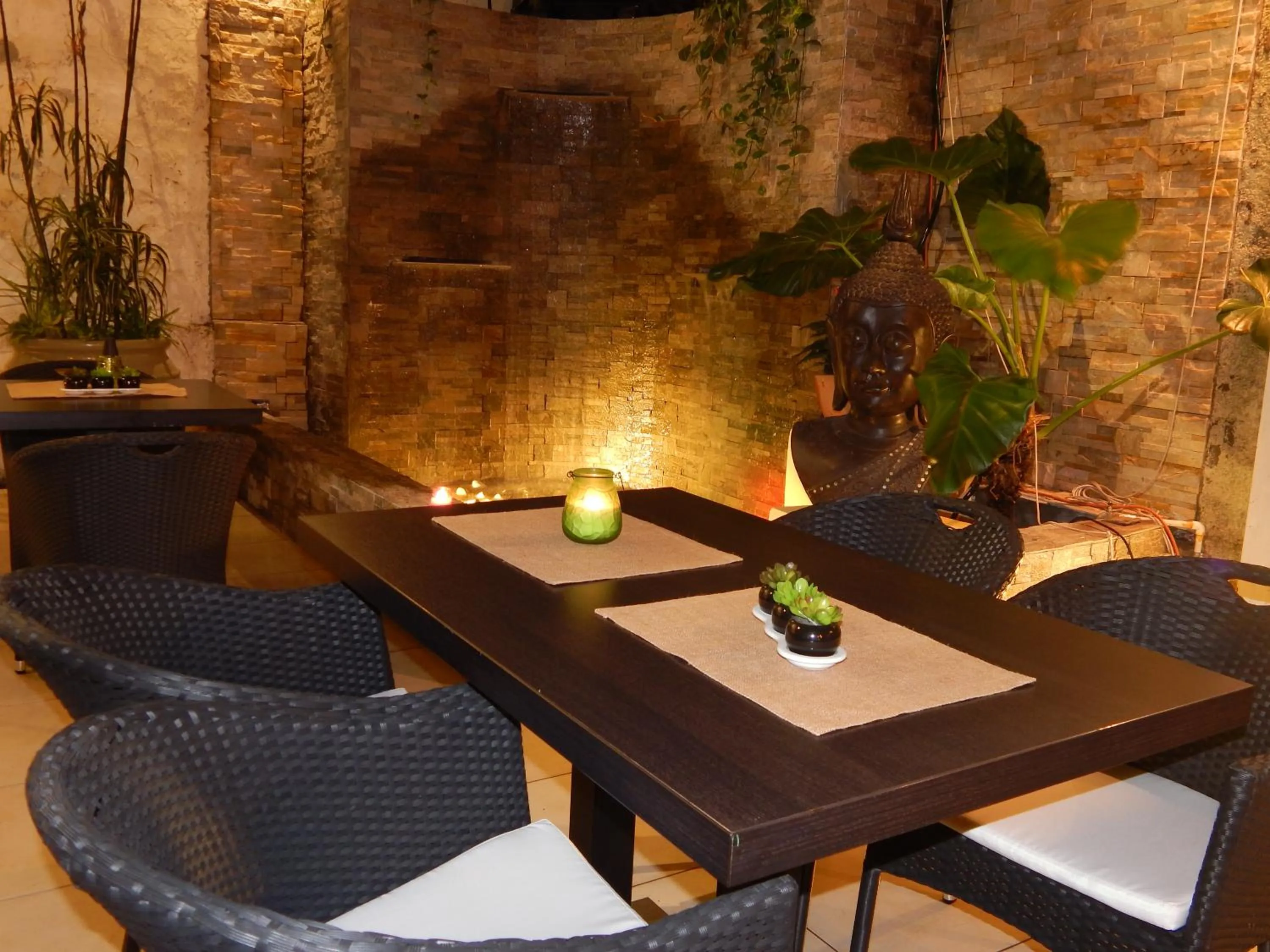 Restaurant/places to eat in Allamanda Hotel