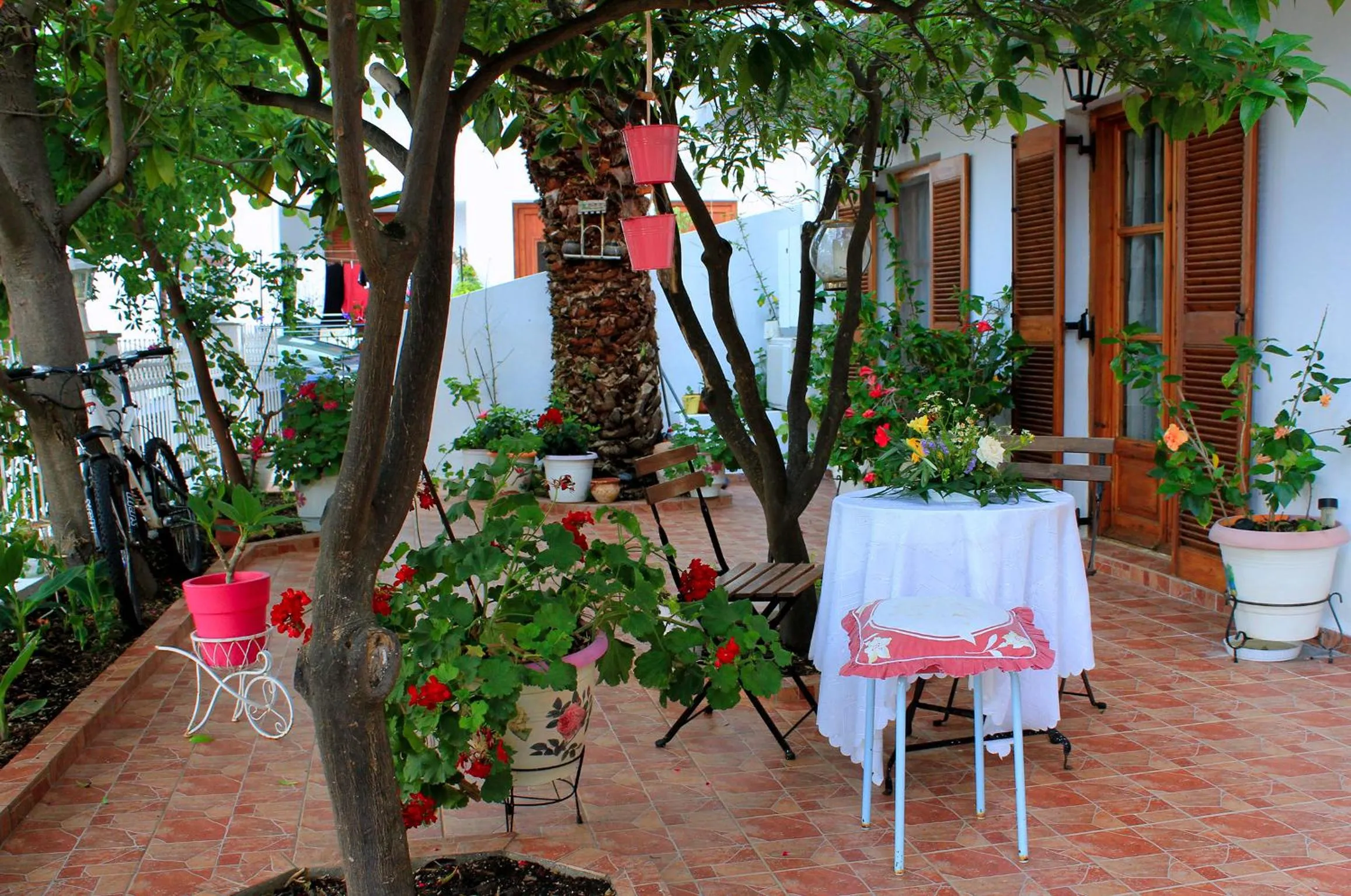 Facade/entrance in Vaya Zorba Studios