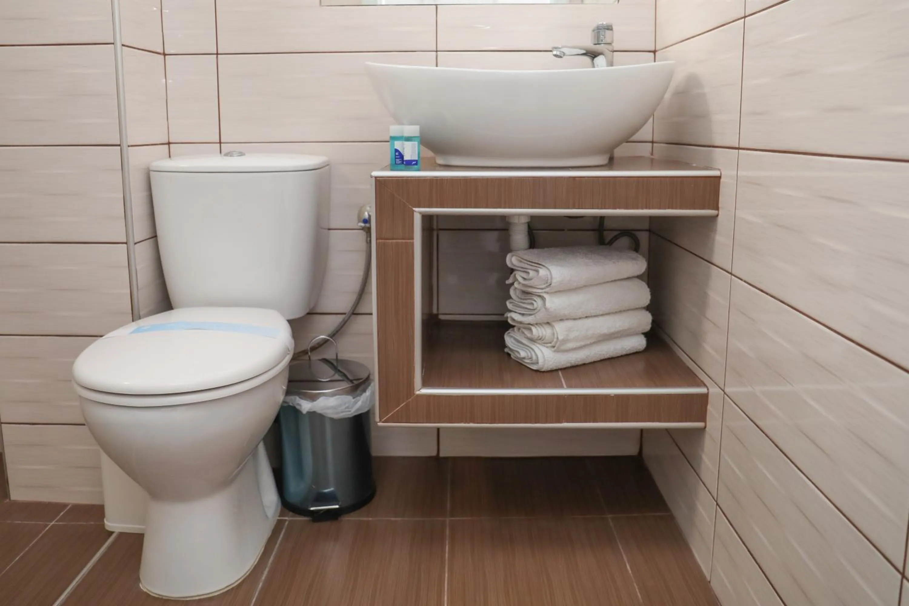 Toilet in Vaya Zorba Studios