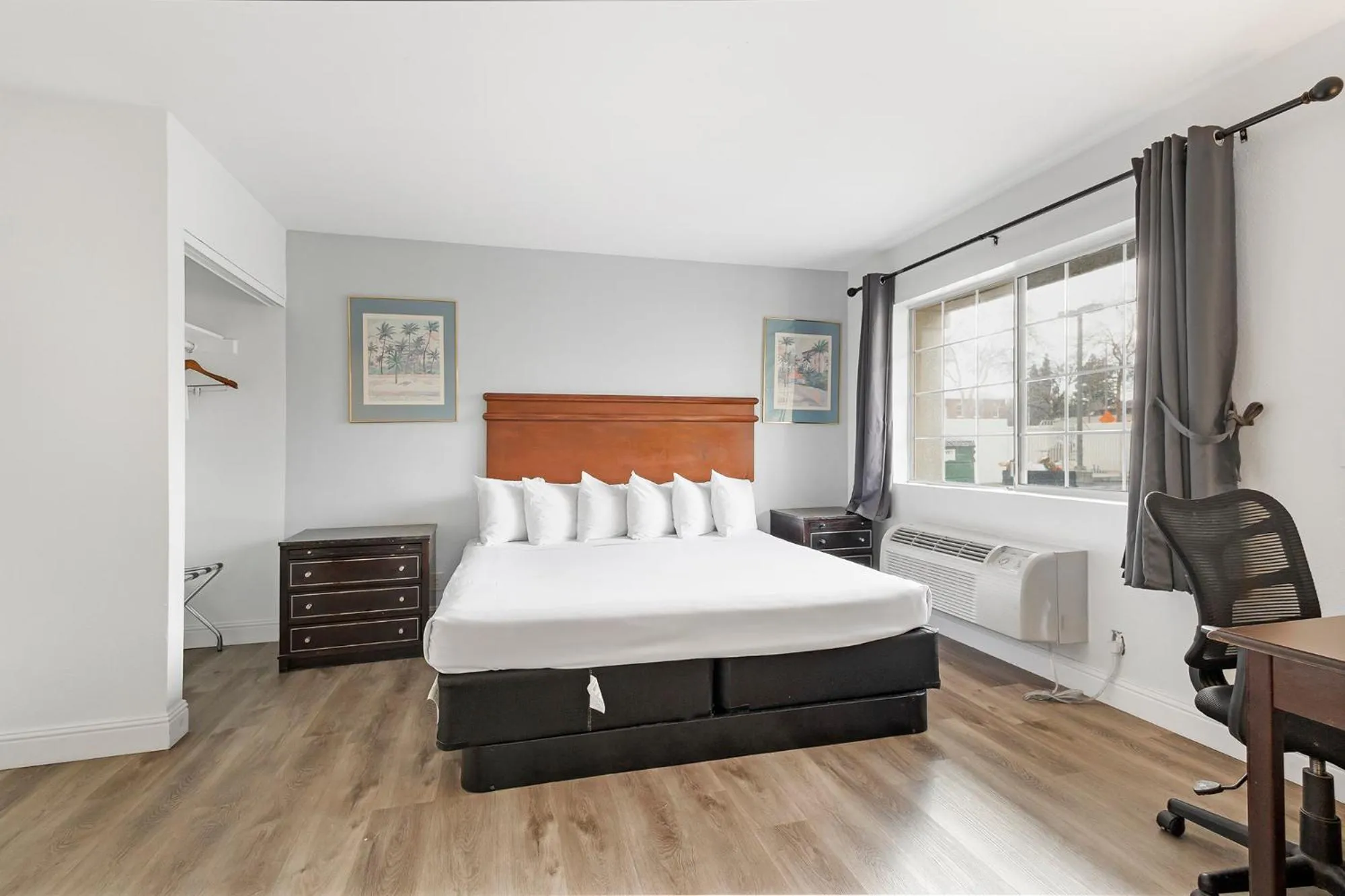 View (from property/room), Bed in Heritage Inn Express Chico