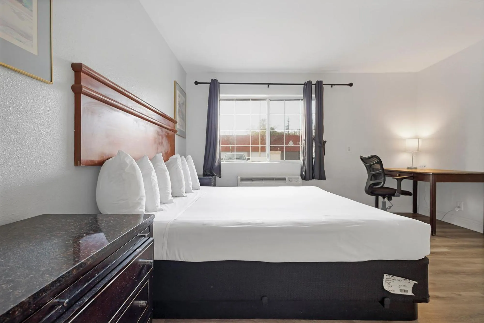 View (from property/room), Bed in Heritage Inn Express Chico