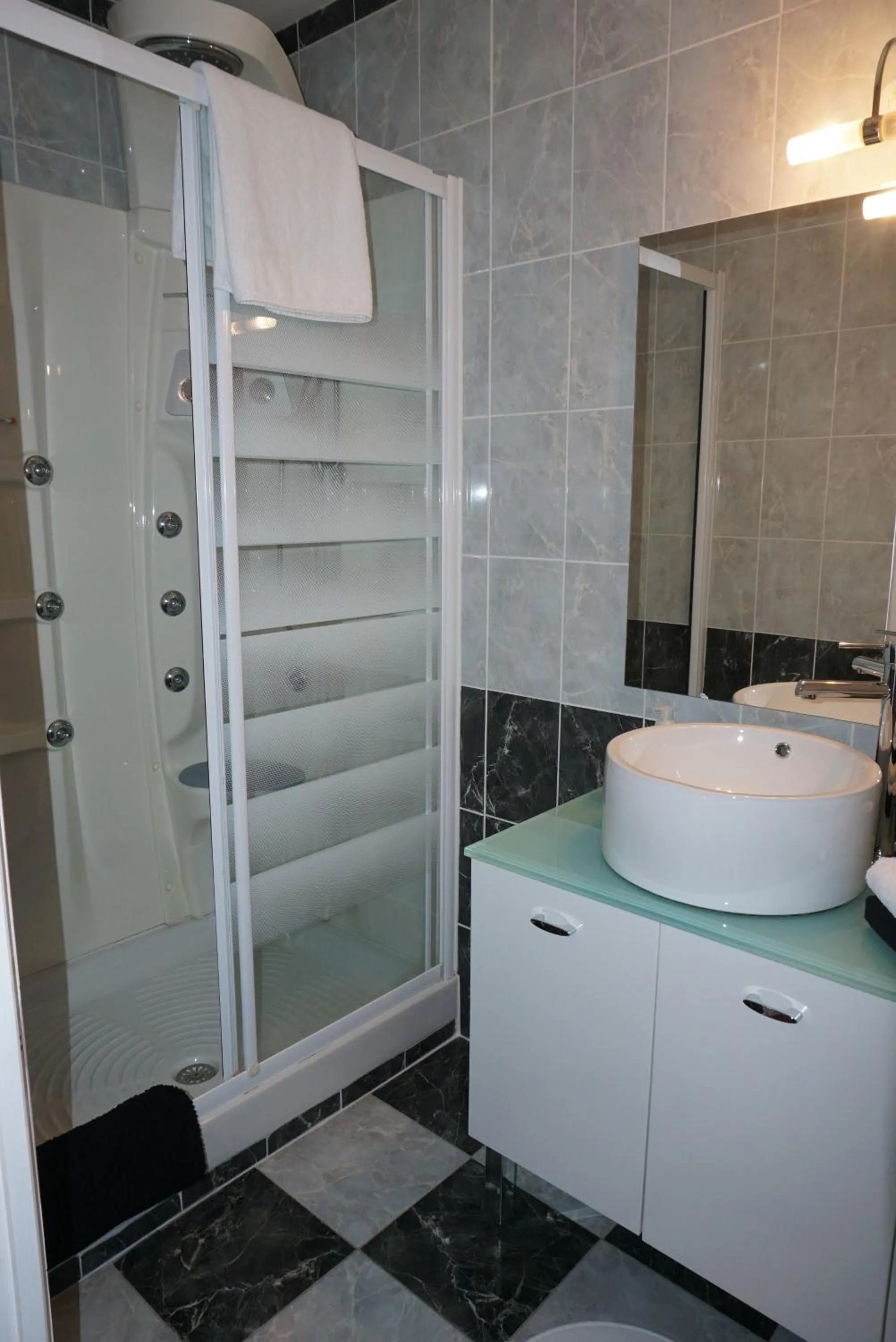 Shower in Les Centauris