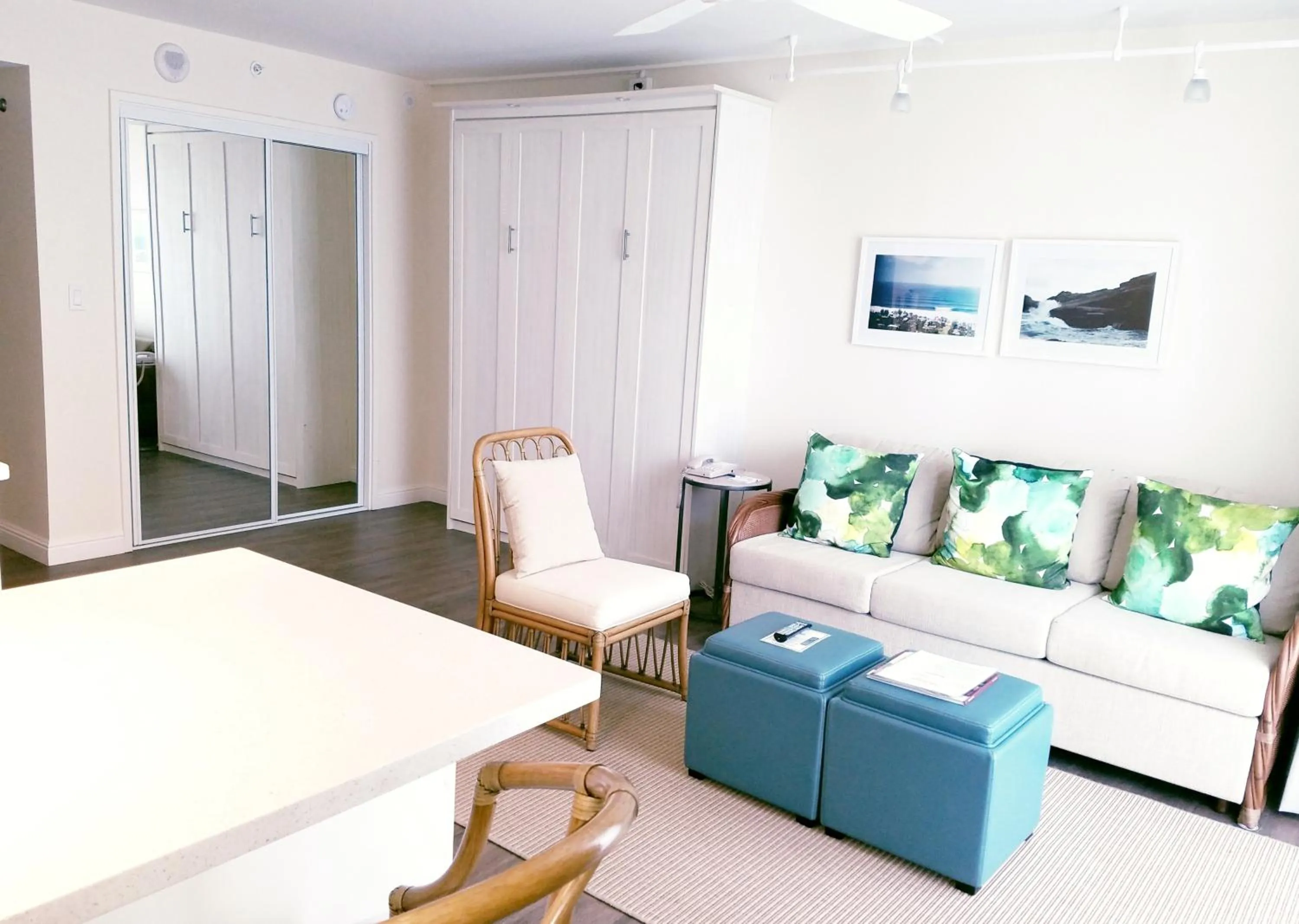 Living room, Bed in Imperial Hawaii Resort