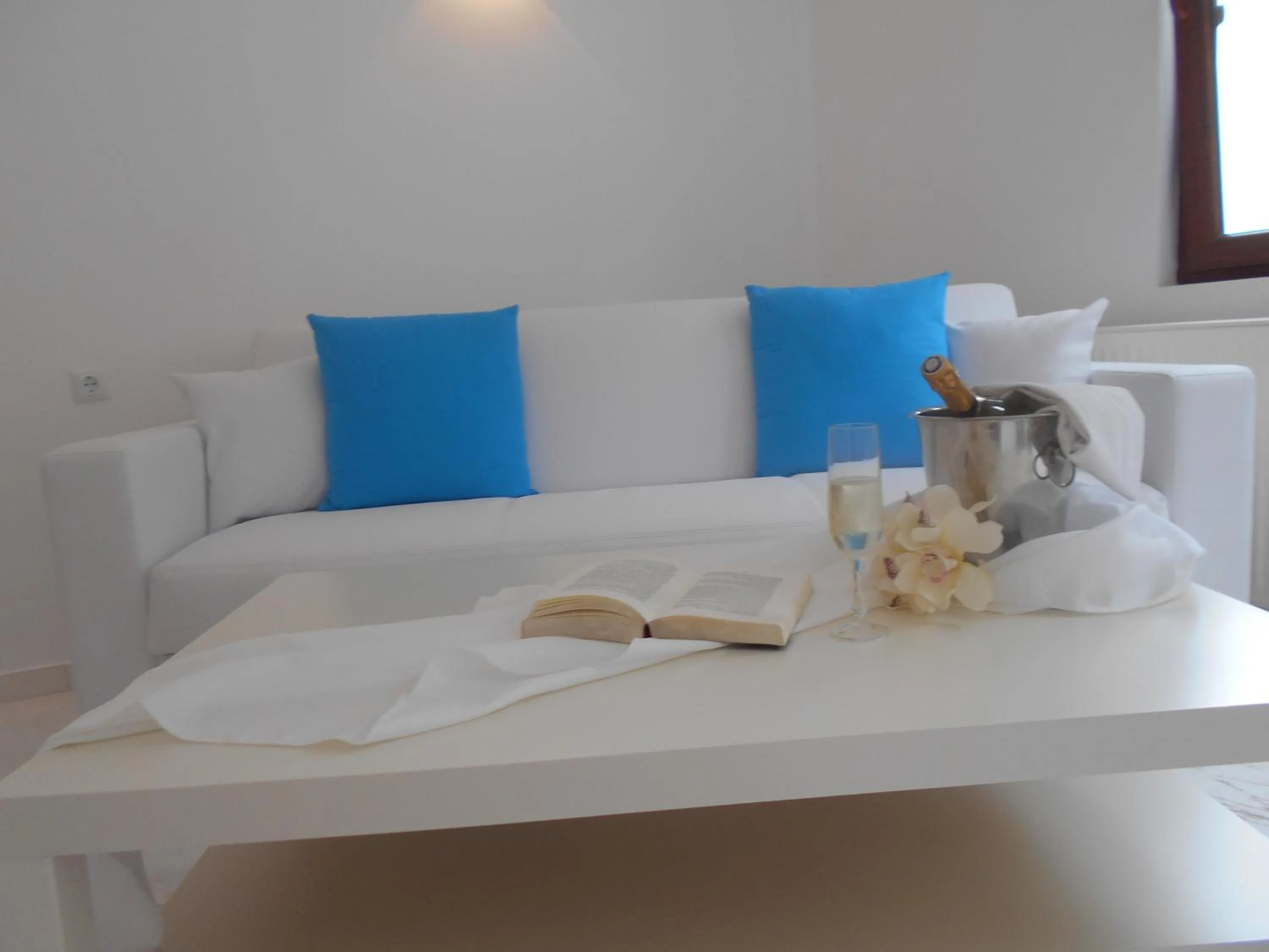 Seating area, Bed in Kinira Beach Hotel