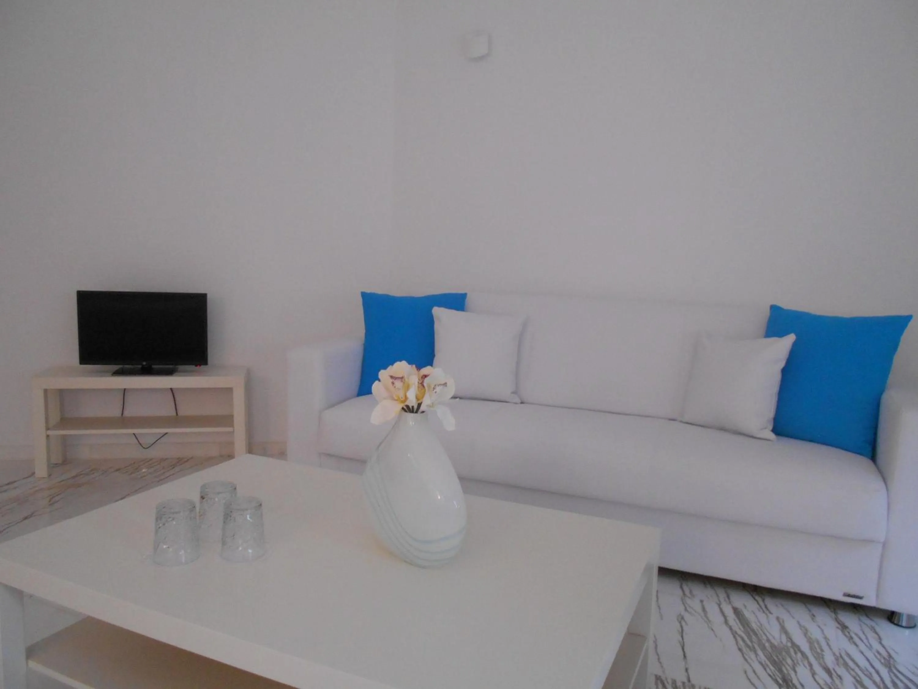 TV and multimedia in Kinira Beach Hotel