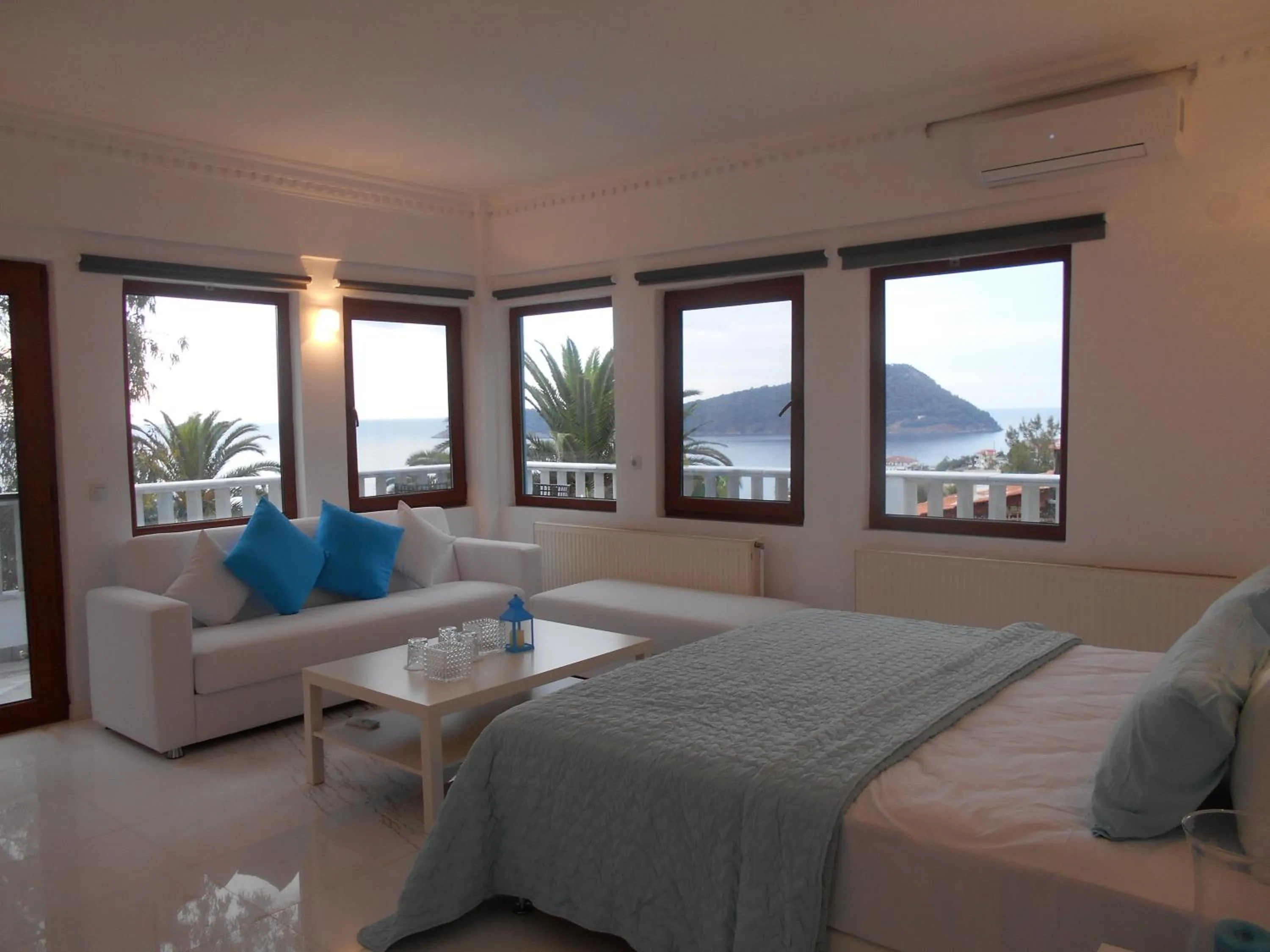 Bed in Kinira Beach Hotel