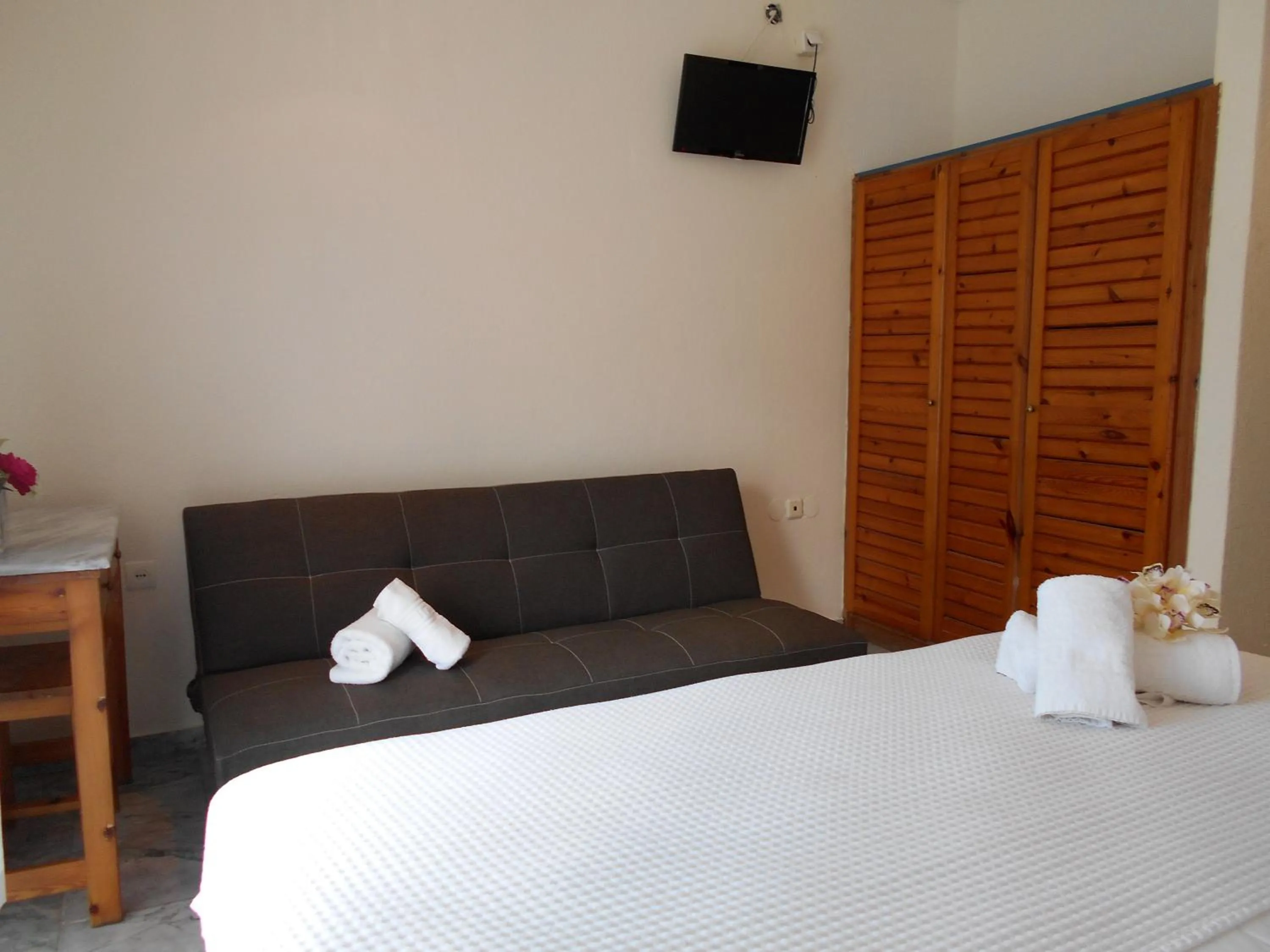 Bed in Kinira Beach Hotel