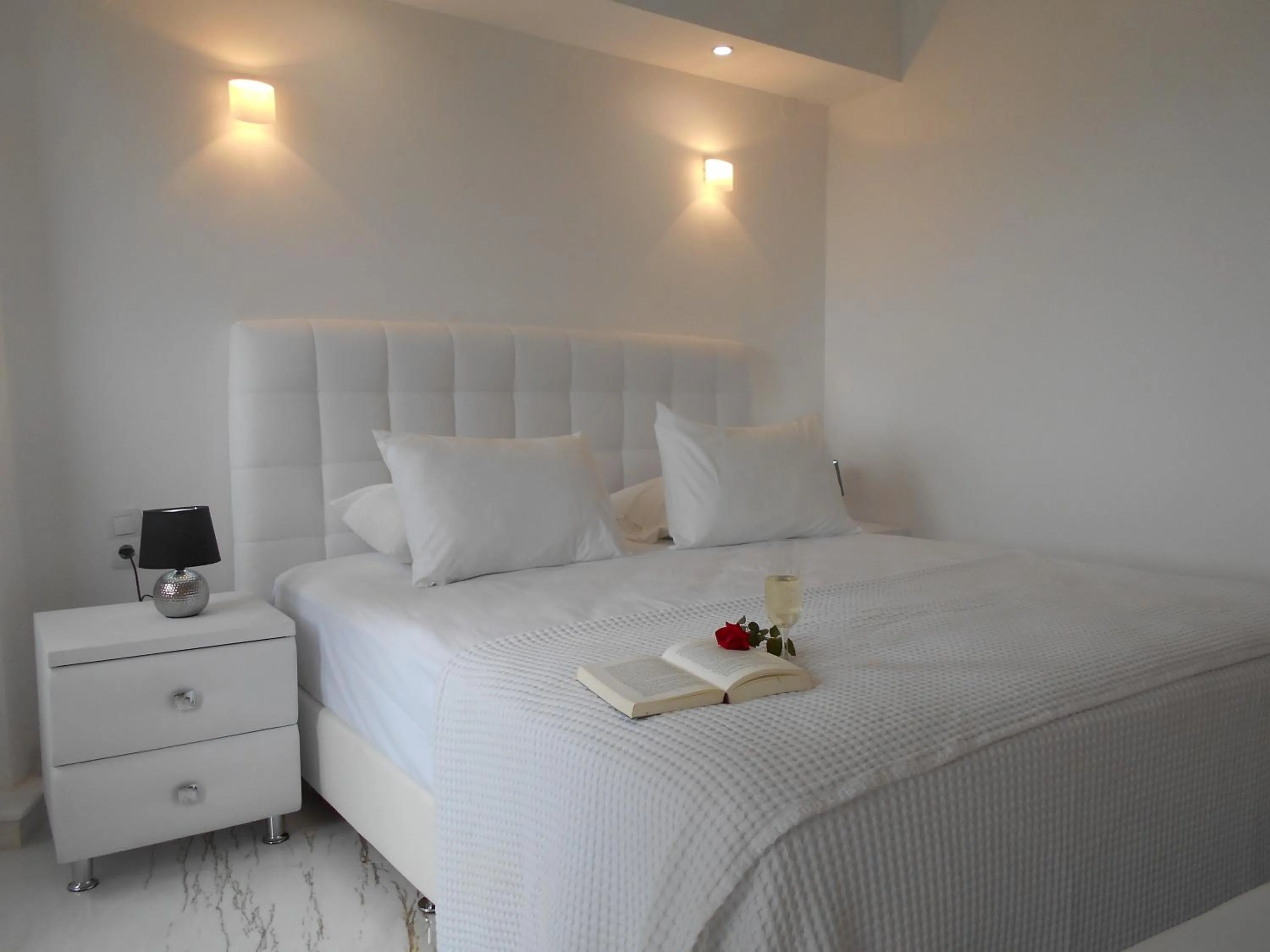 Bed in Kinira Beach Hotel