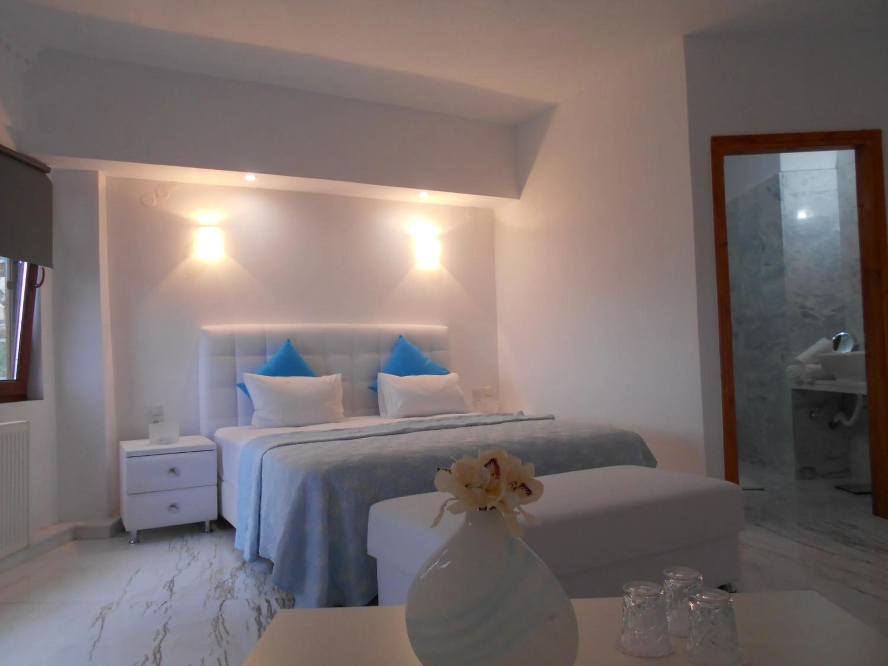 Bed in Kinira Beach Hotel