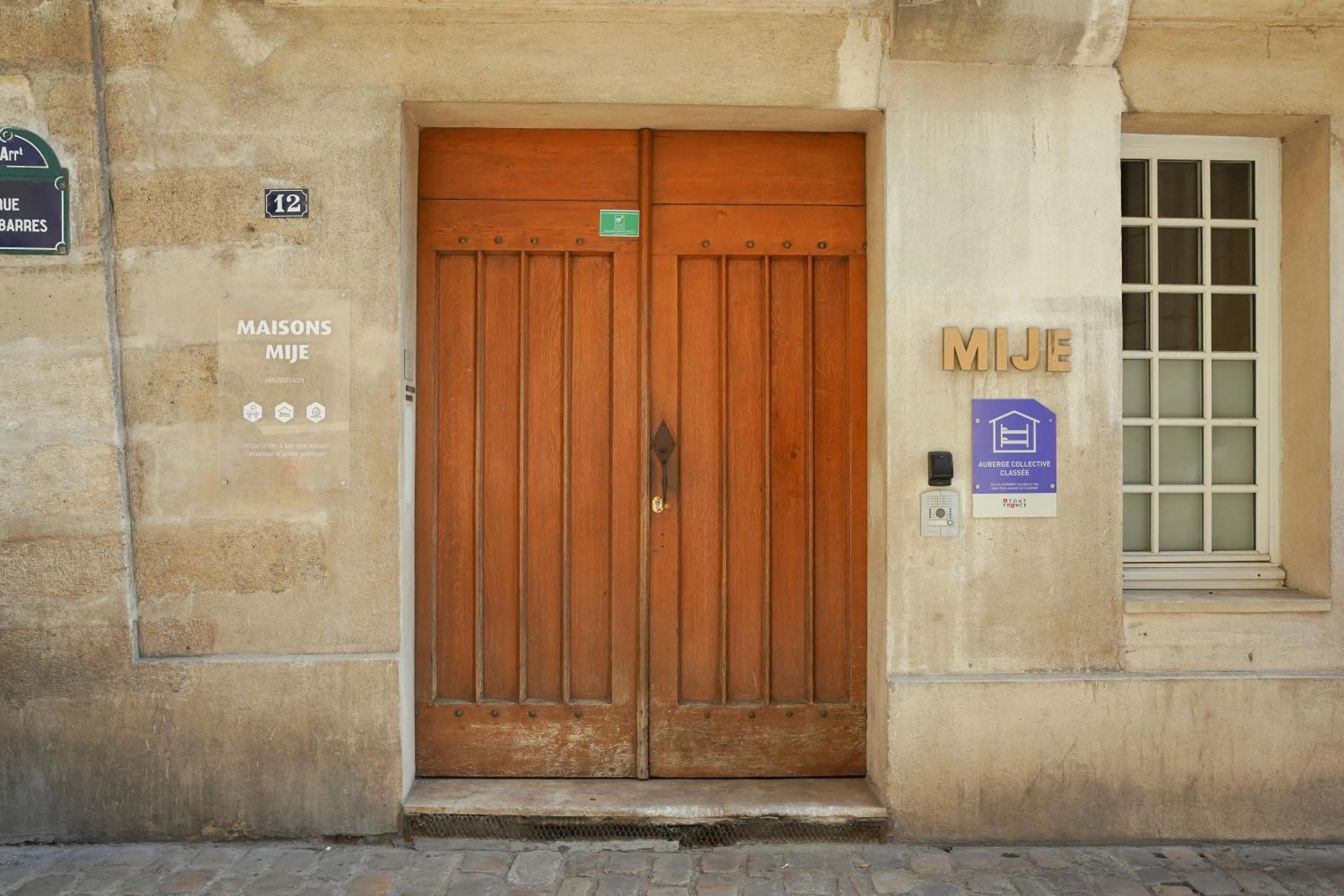 Facade/entrance in MIJE MARAIS Hostel