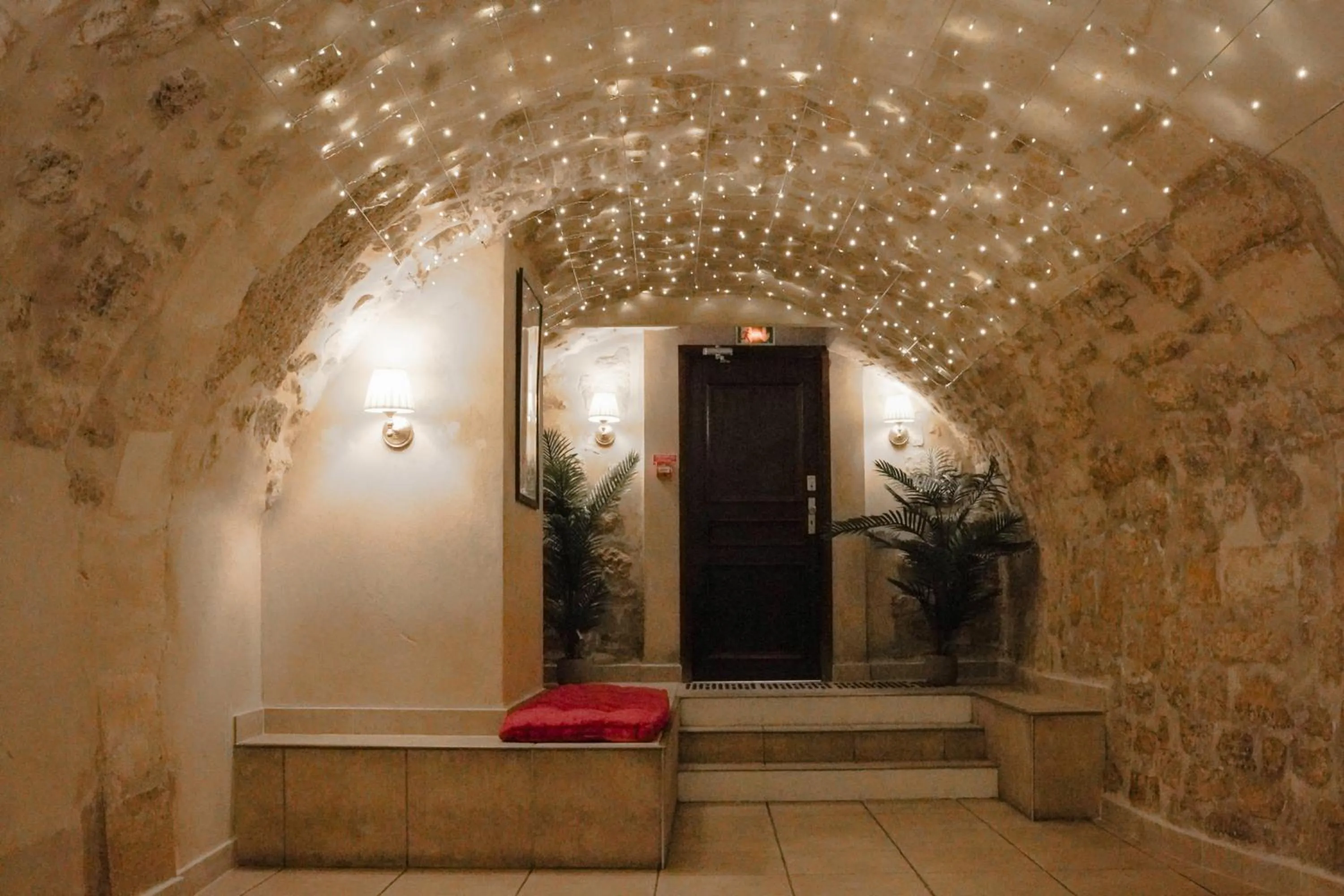 Restaurant/places to eat in MIJE MARAIS Hostel