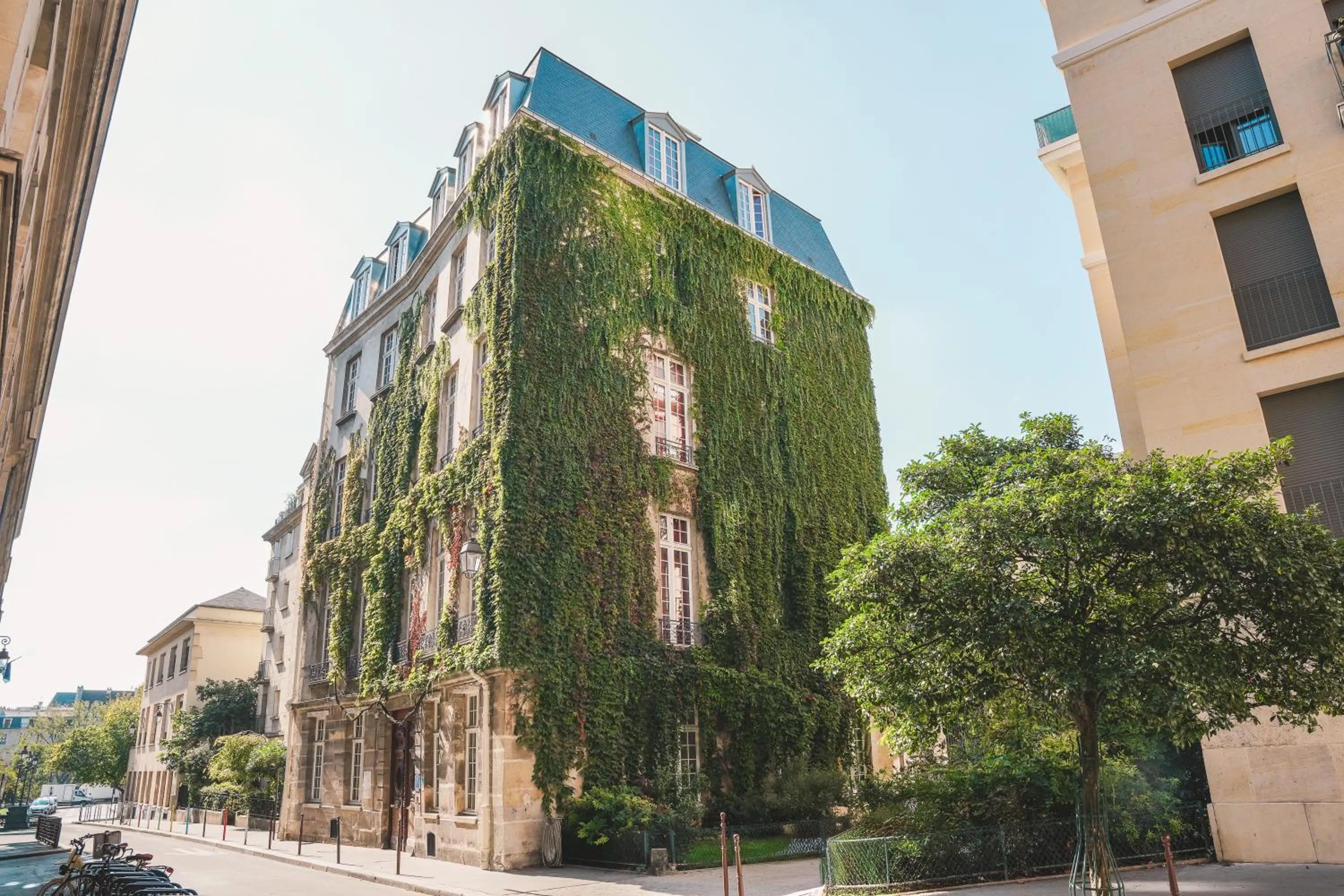 Facade/entrance in MIJE MARAIS Hostel