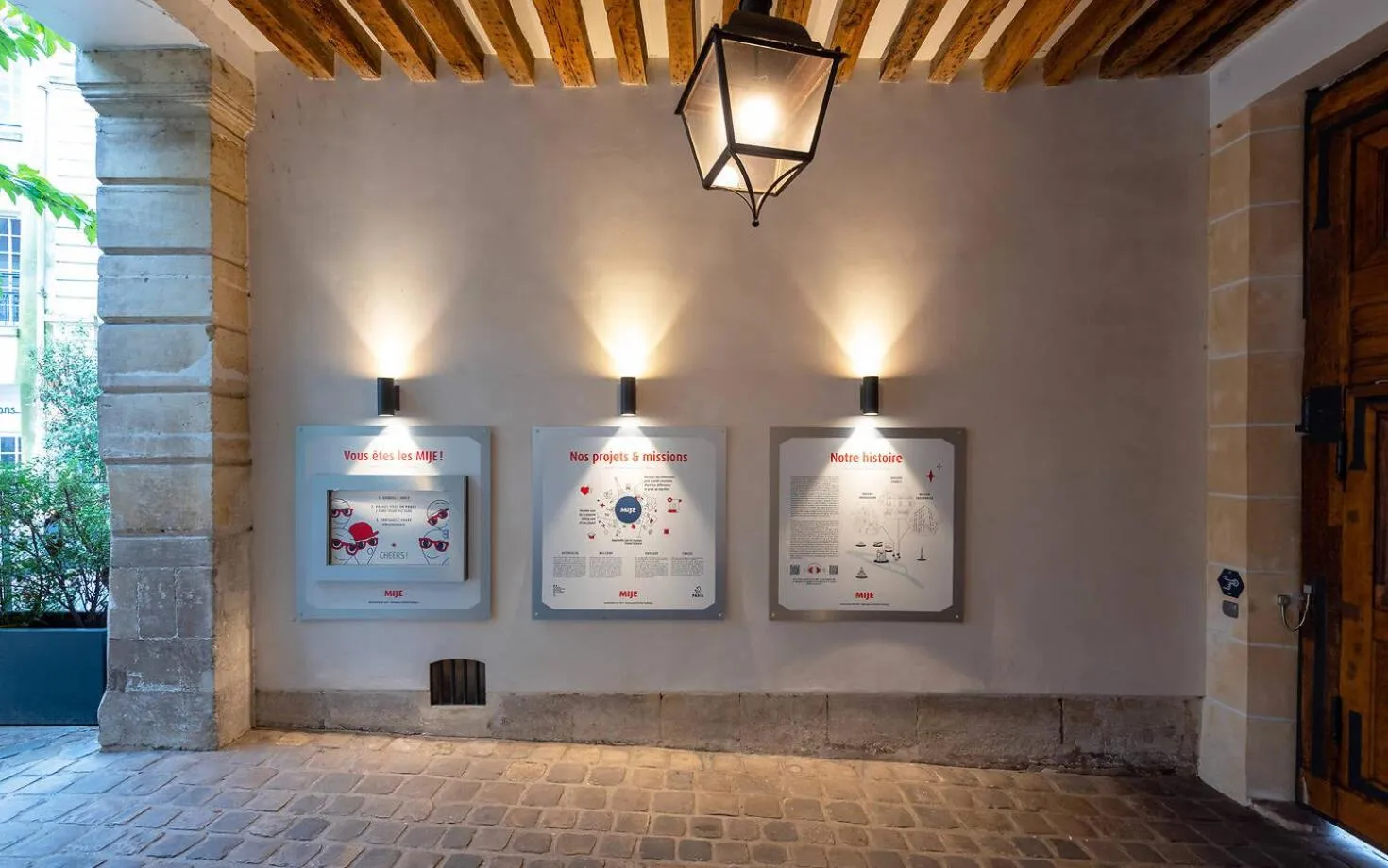 Facade/entrance in MIJE MARAIS Hostel