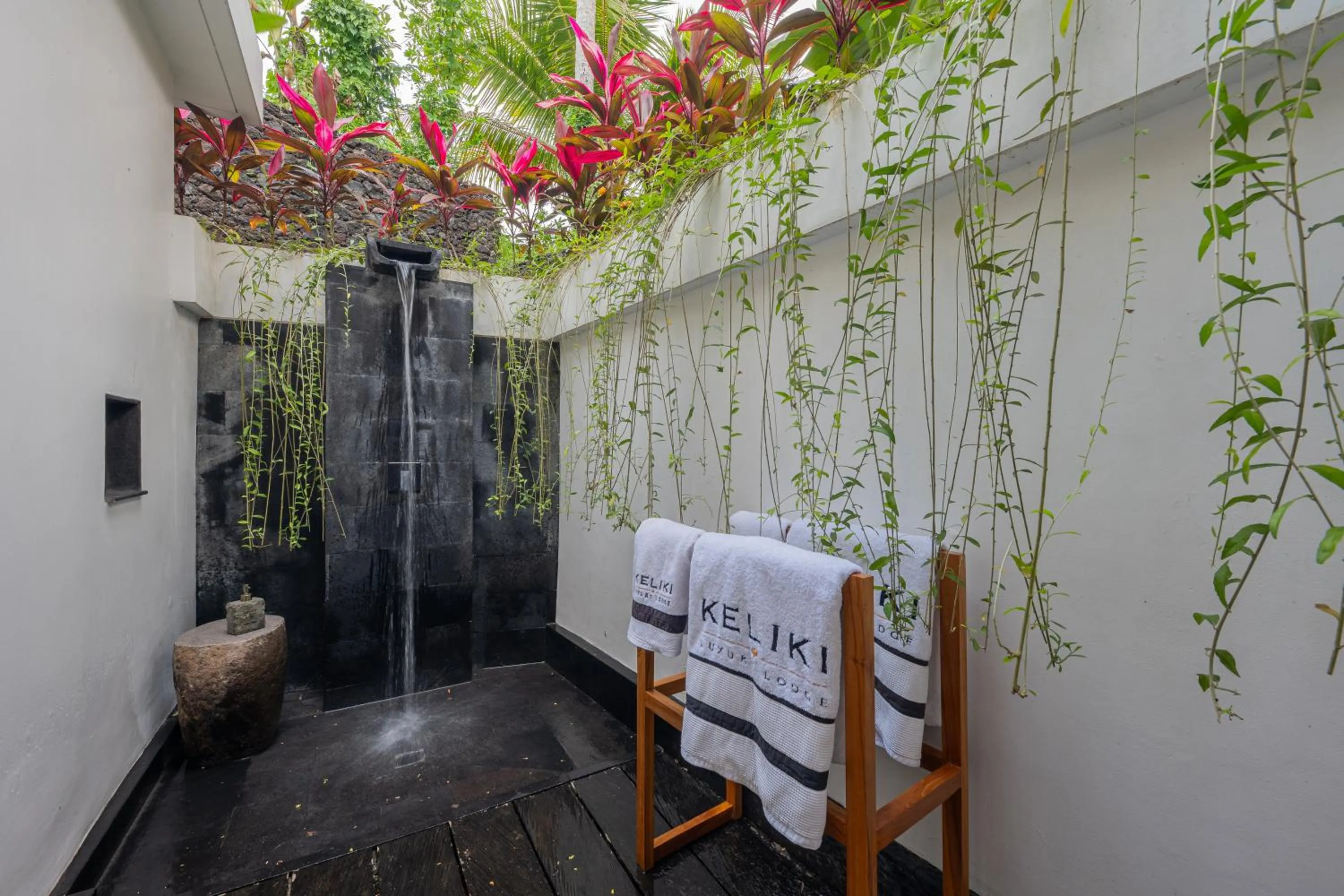 Shower in Keliki Luxury Lodge