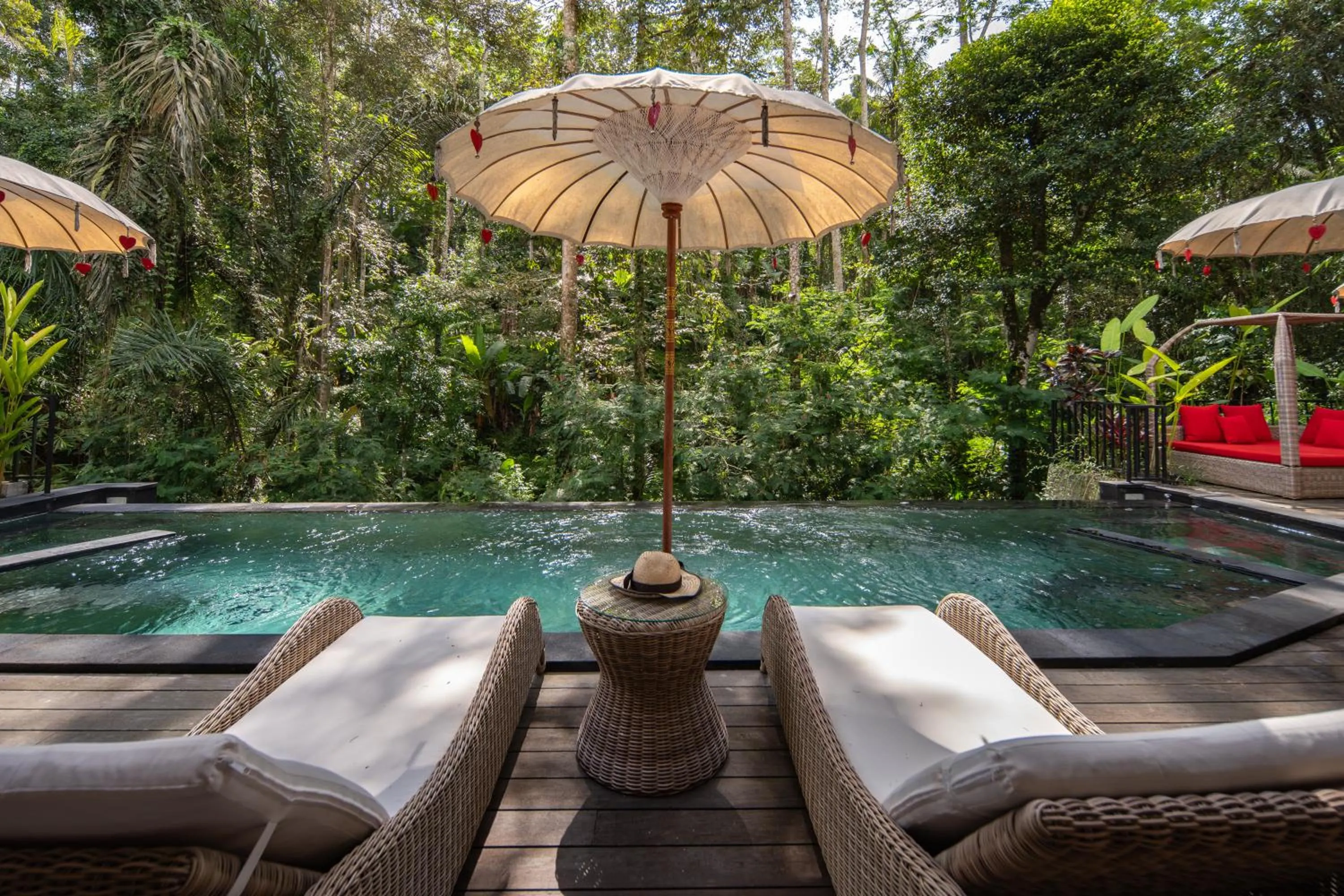 Swimming pool in Keliki Luxury Lodge