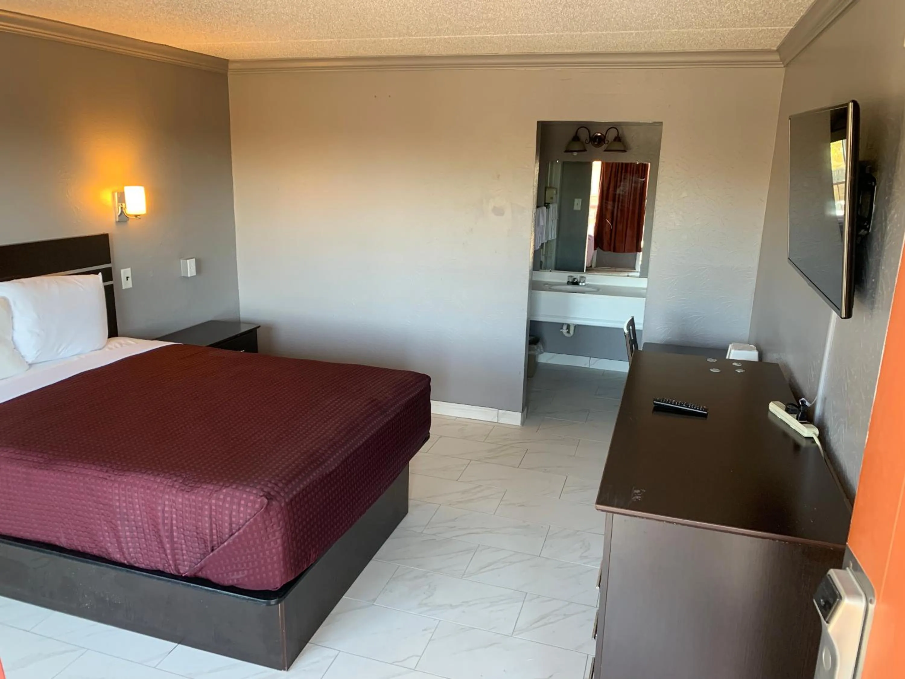 Photo of the whole room, Bed in Executive Inn Beeville US 181