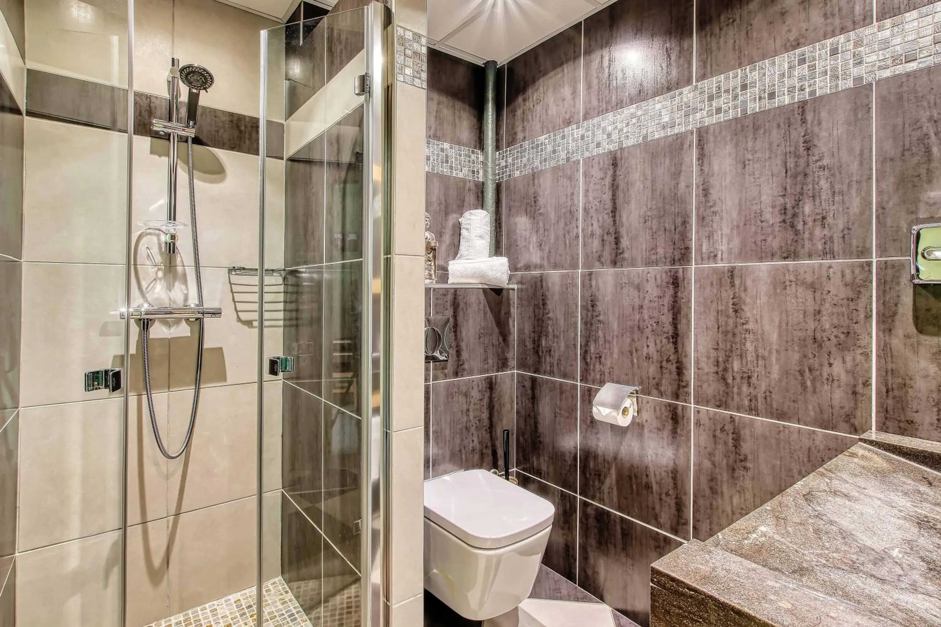 Bathroom in Cit'Hotel La Résidence