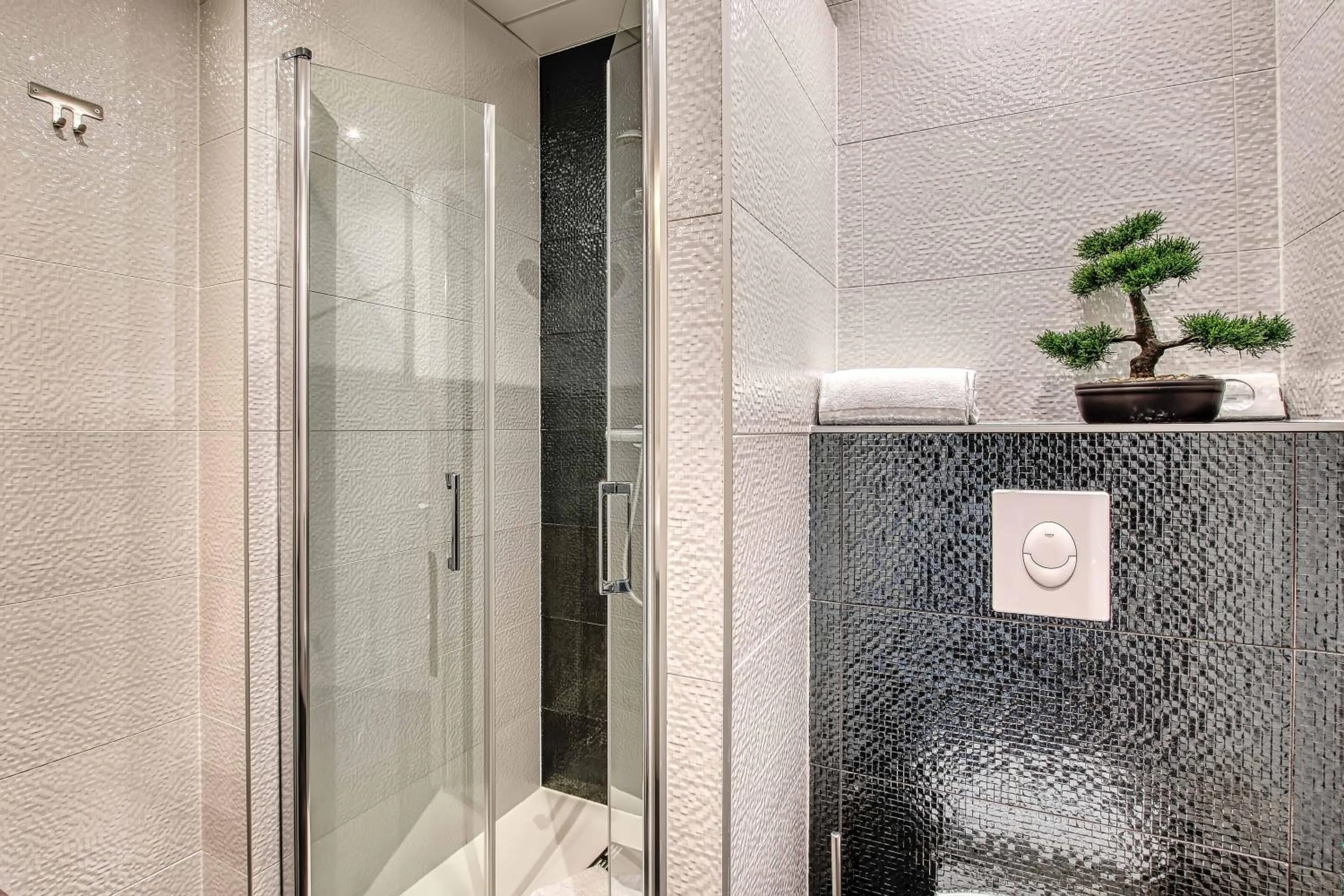 Bathroom in Cit'Hotel La Résidence