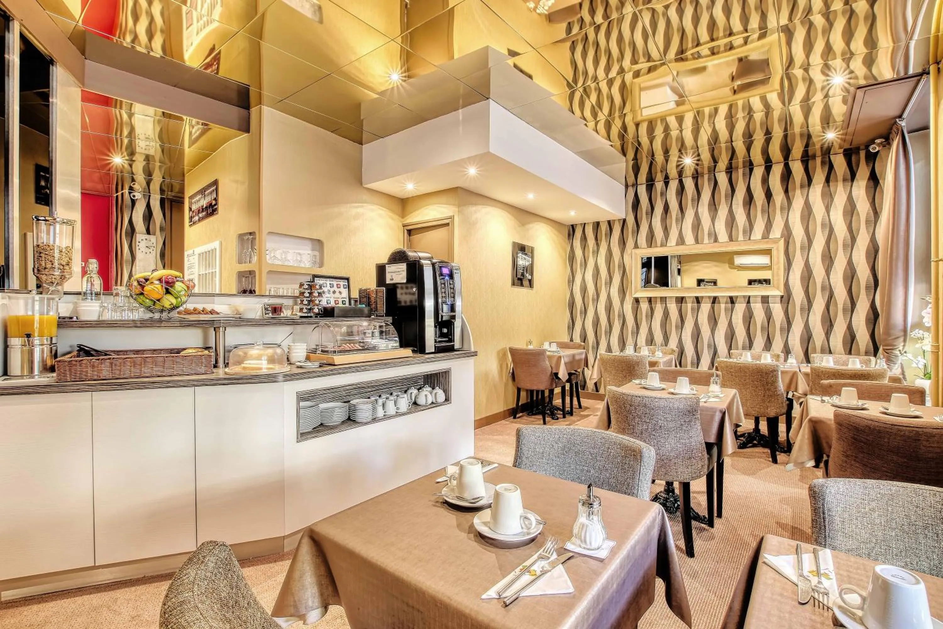 Buffet breakfast in Cit'Hotel La Résidence