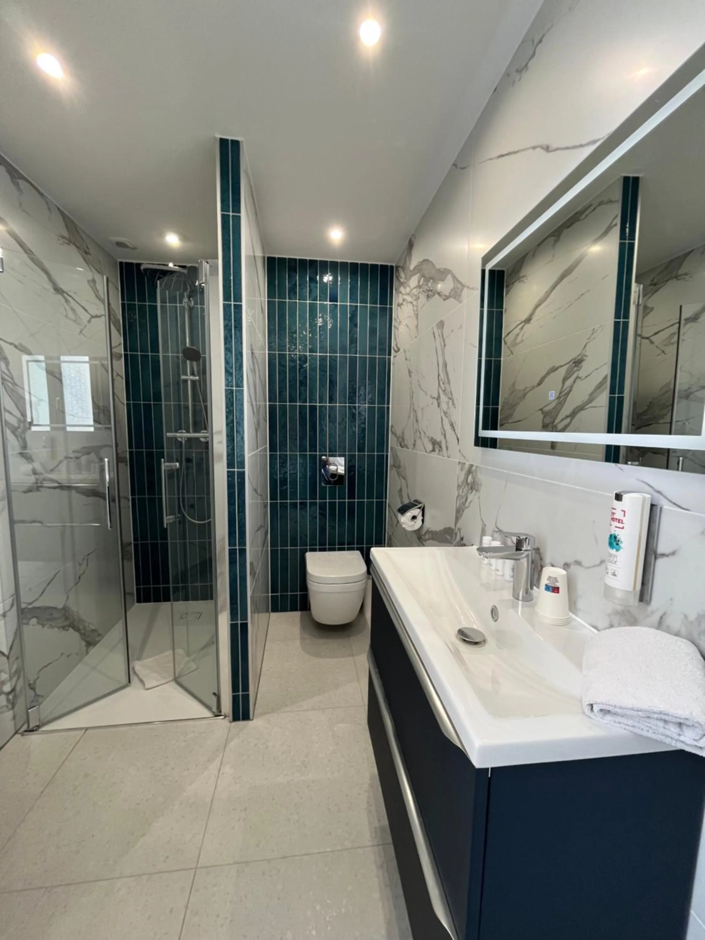 Bathroom in Cit'Hotel La Résidence