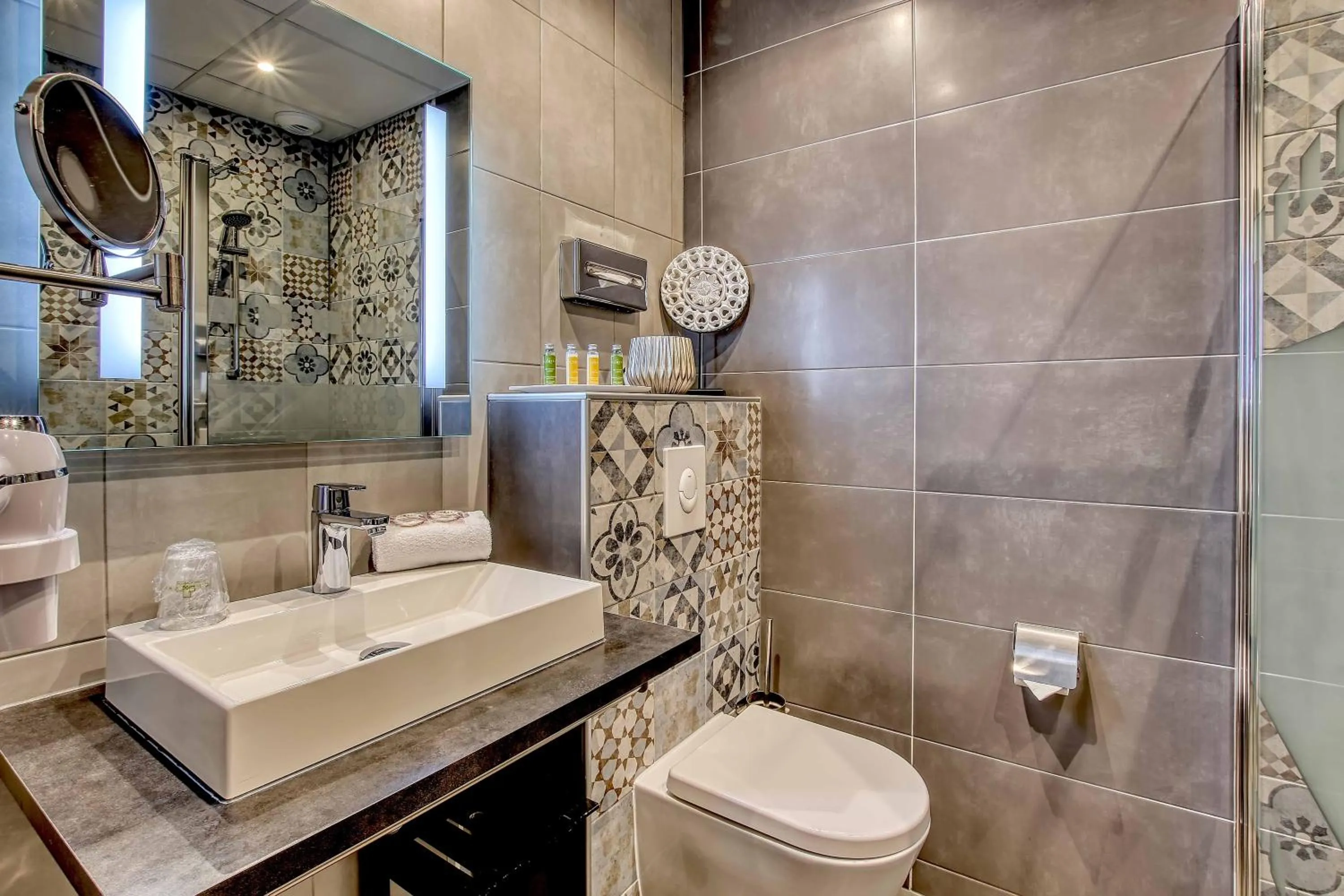 Toilet in Cit'Hotel La Résidence