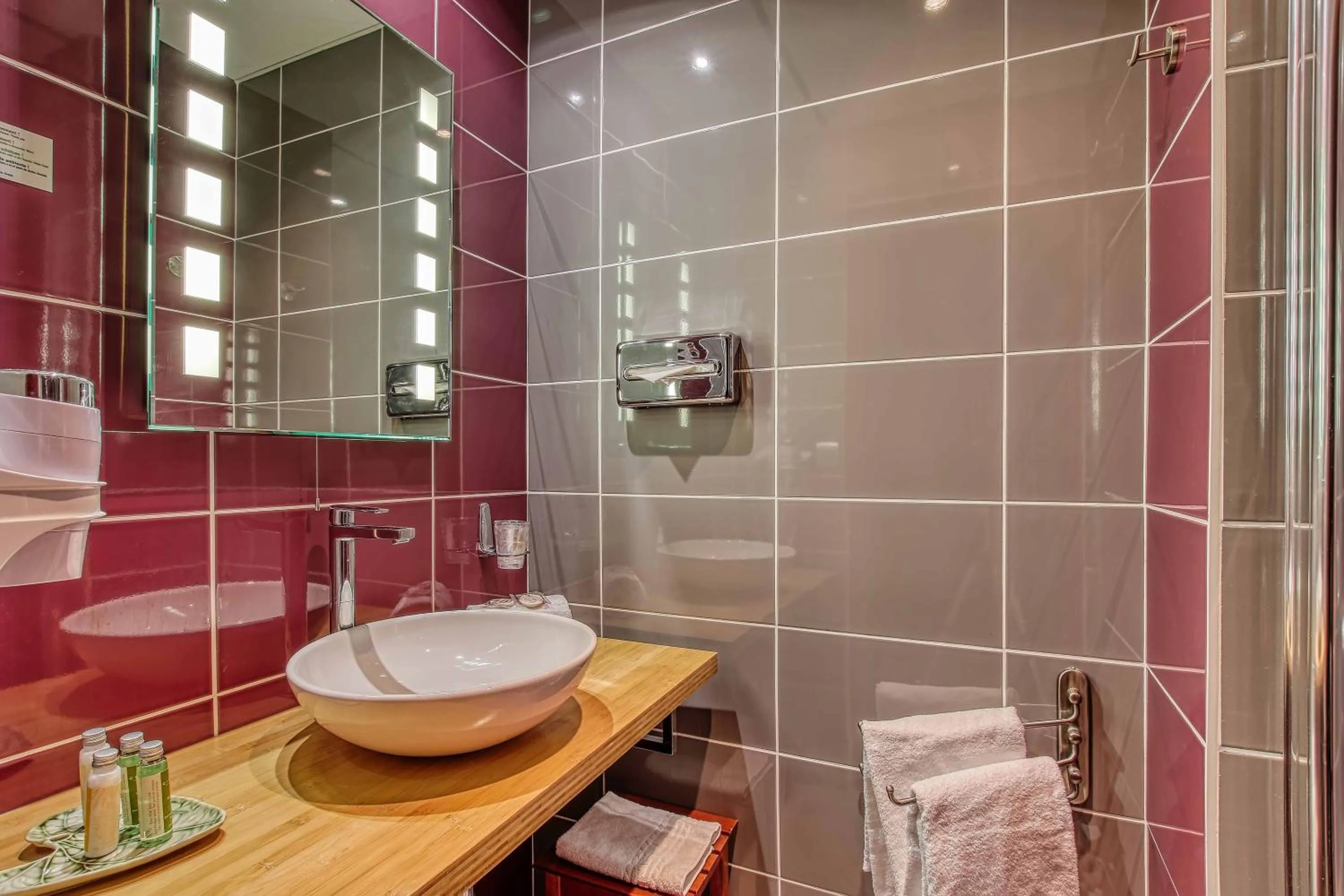 Bedroom in Cit'Hotel La Résidence