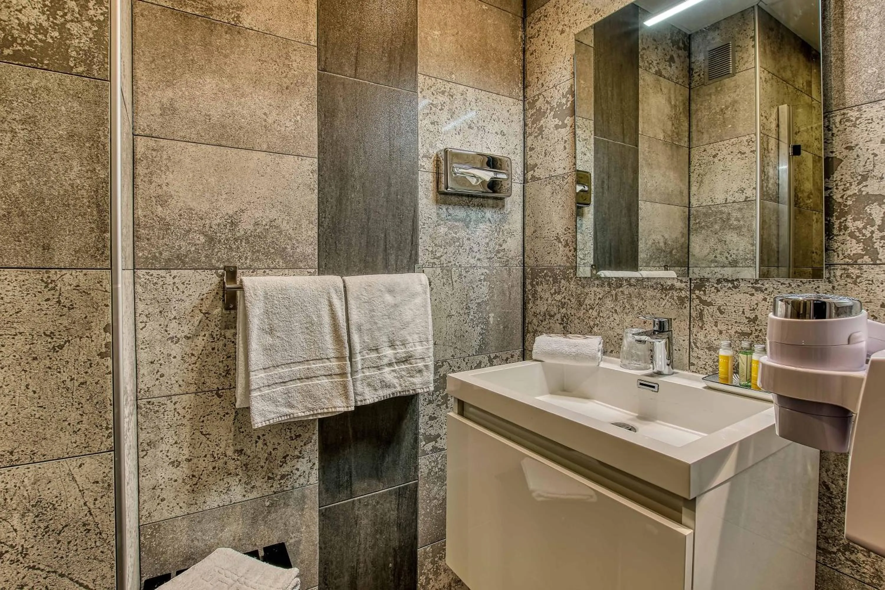 Bathroom in Cit'Hotel La Résidence