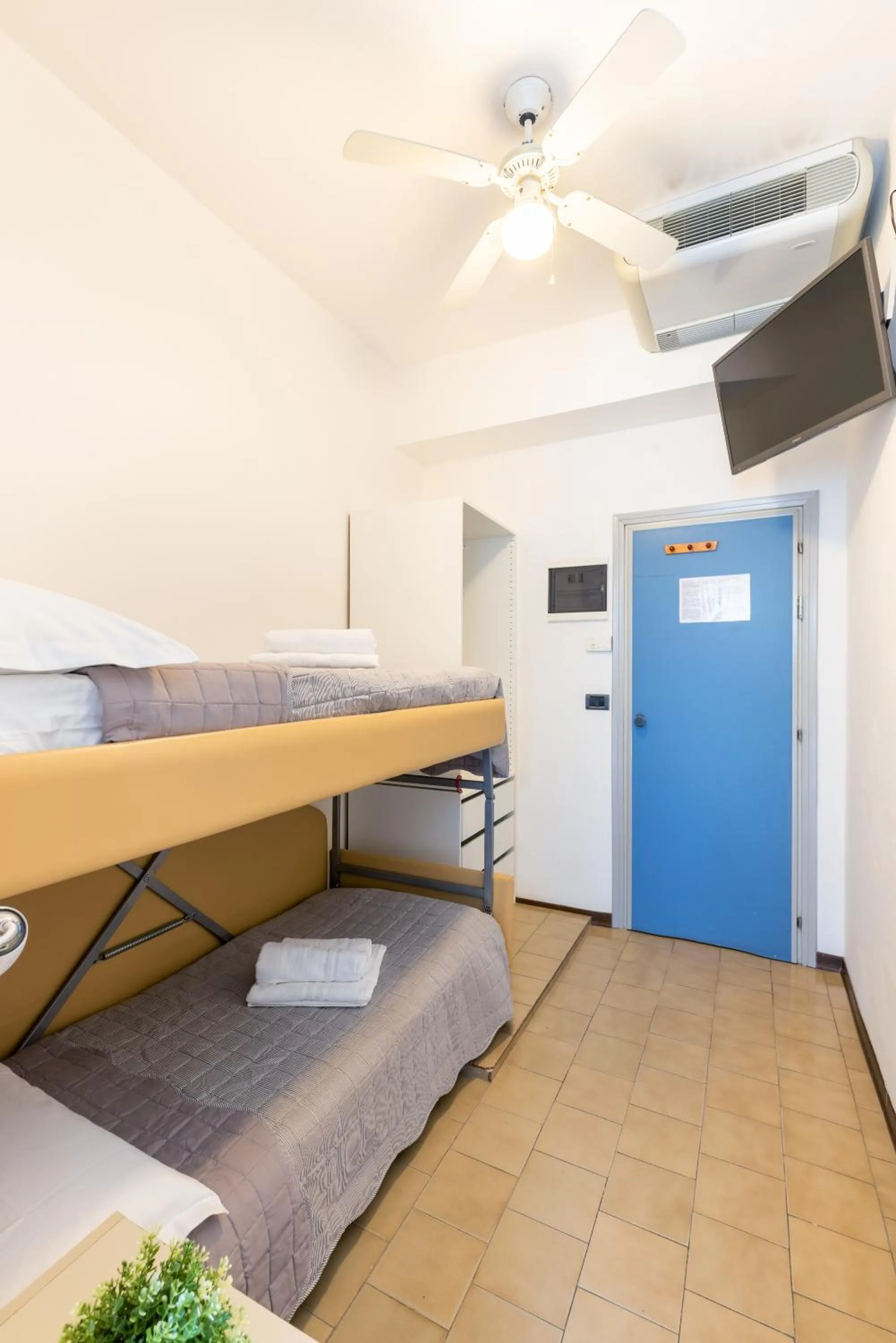 bunk bed in Hotel Mignon Riccione Fronte Mare