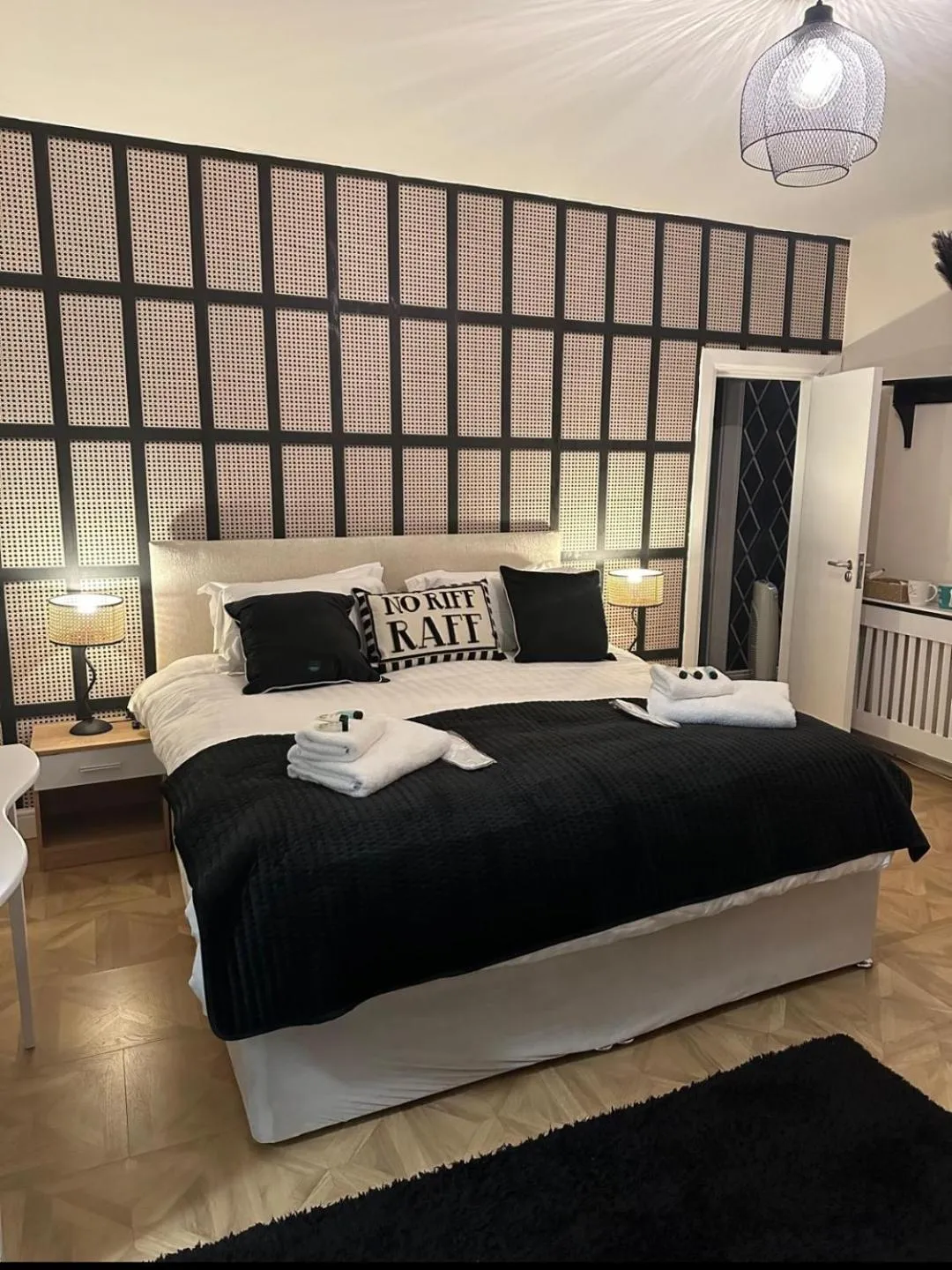 Bed in The Mayfair Lodge & Family Suite