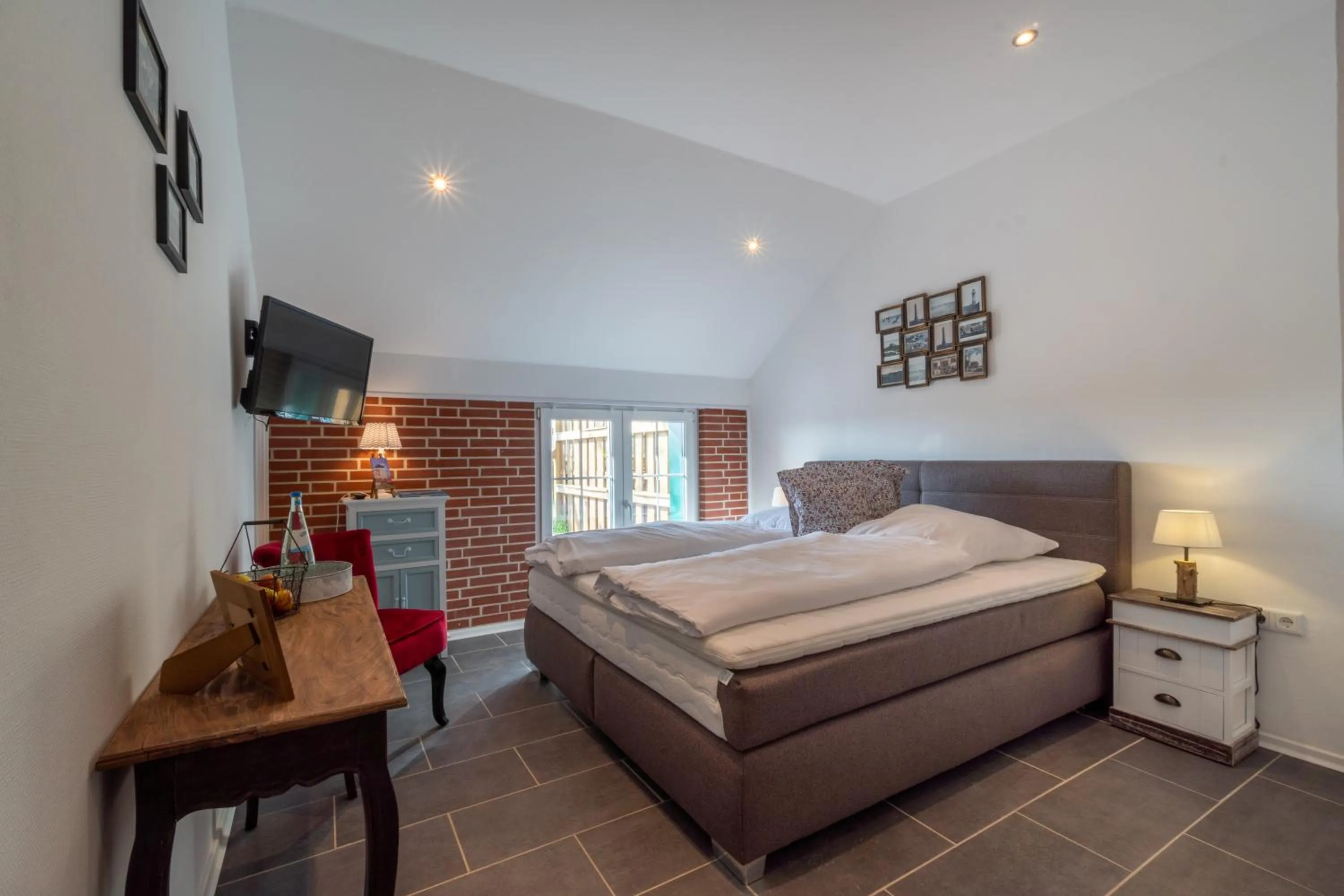 Bed in INSEL-LAND-HOTEL MICHAELSEN -Boutique Hotel- im Ostland mit Yoga u Sauna