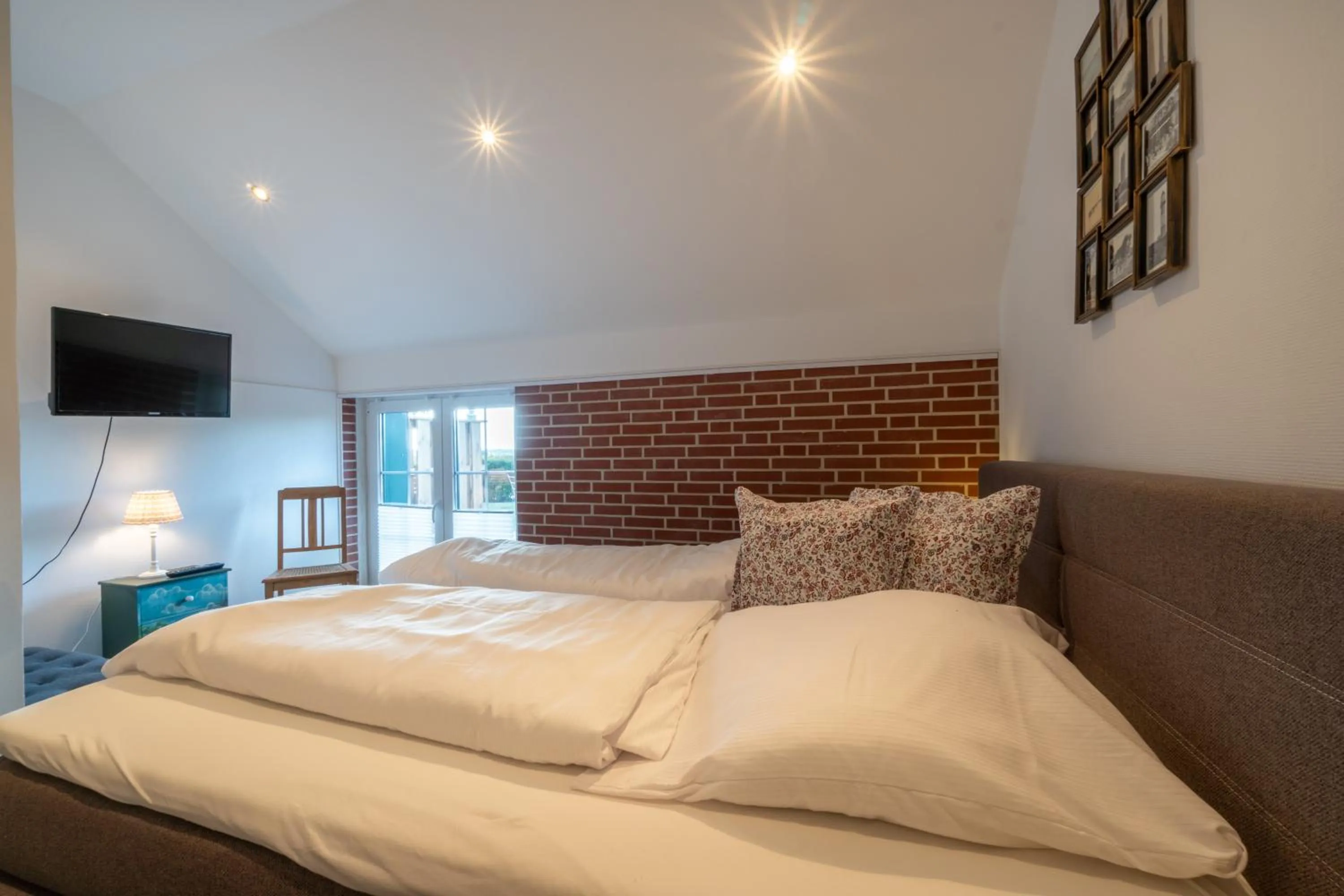 Bed in INSEL-LAND-HOTEL MICHAELSEN -Boutique Hotel- im Ostland mit Yoga u Sauna