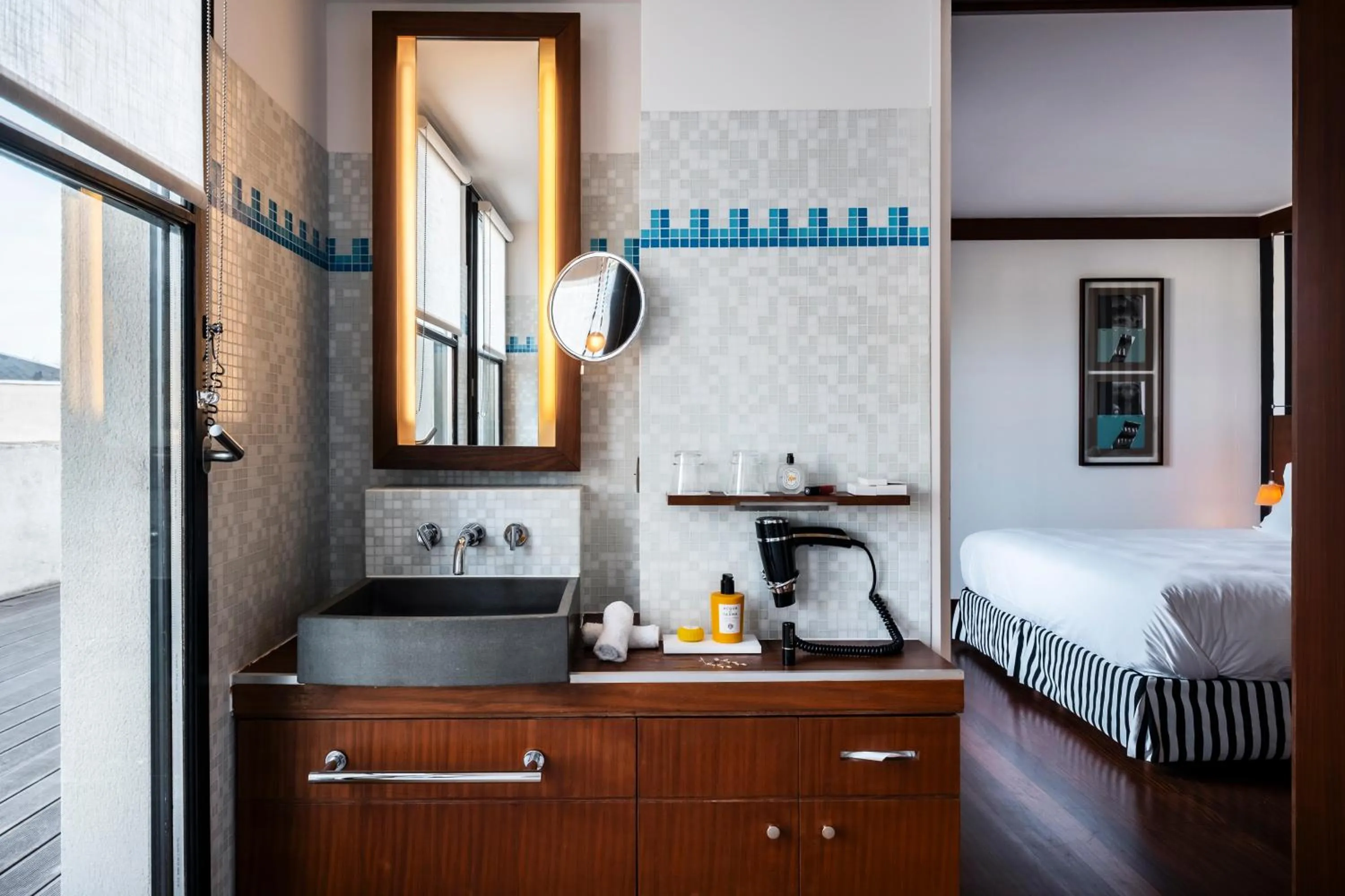 Bathroom, Bed in Grand Hôtel Champs-Elysées