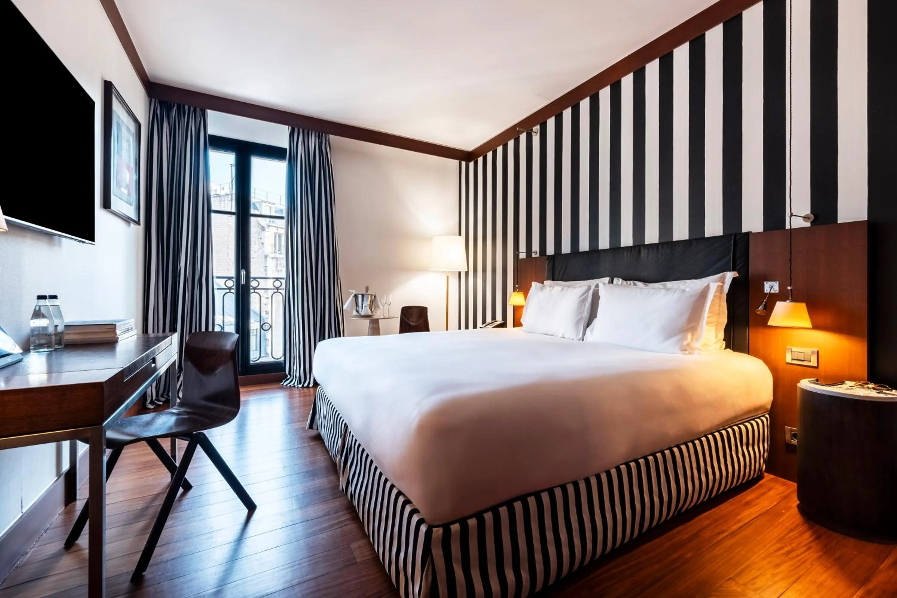 Bed in Grand Hôtel Champs-Elysées