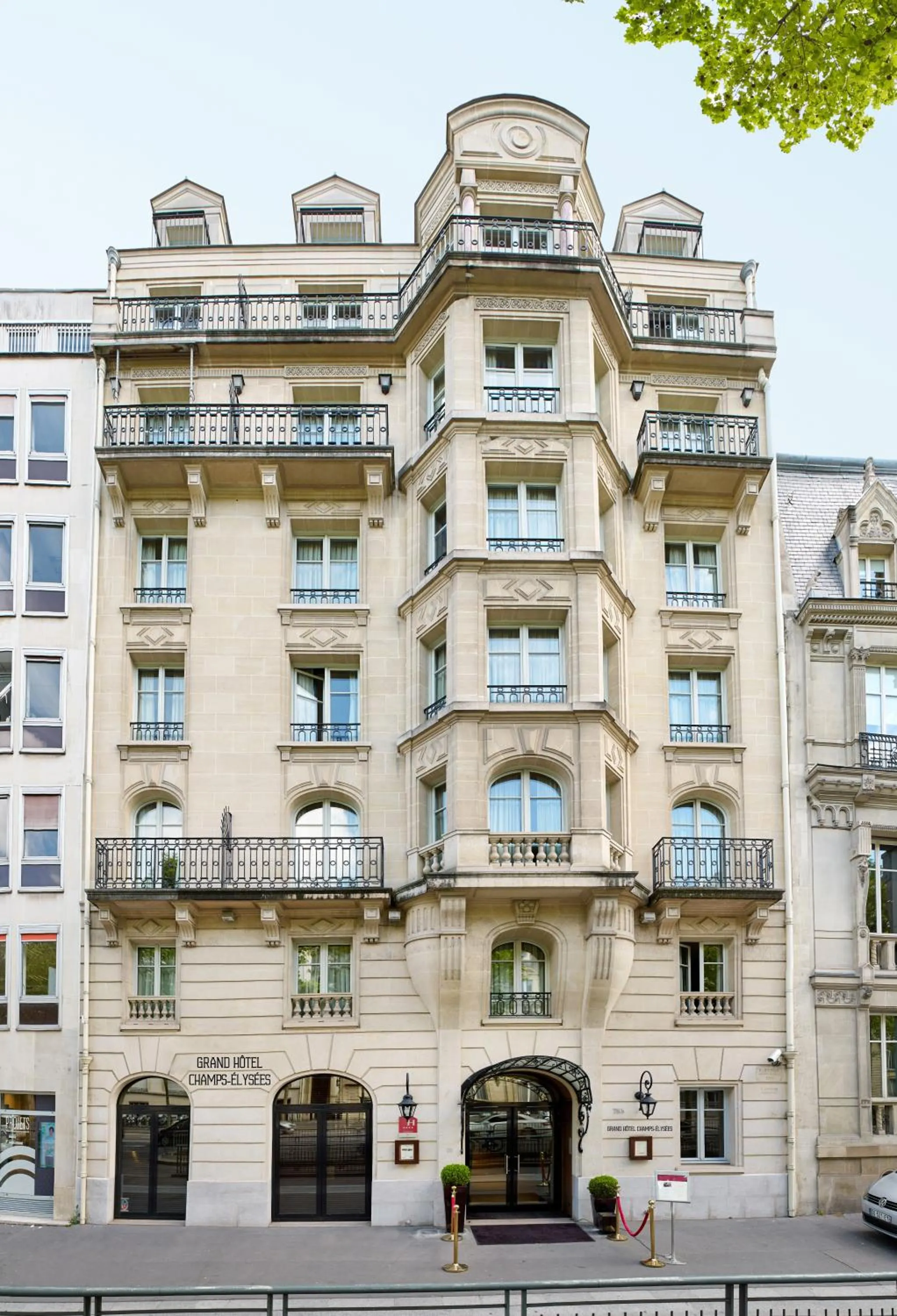 Property building in Grand Hôtel Champs-Elysées