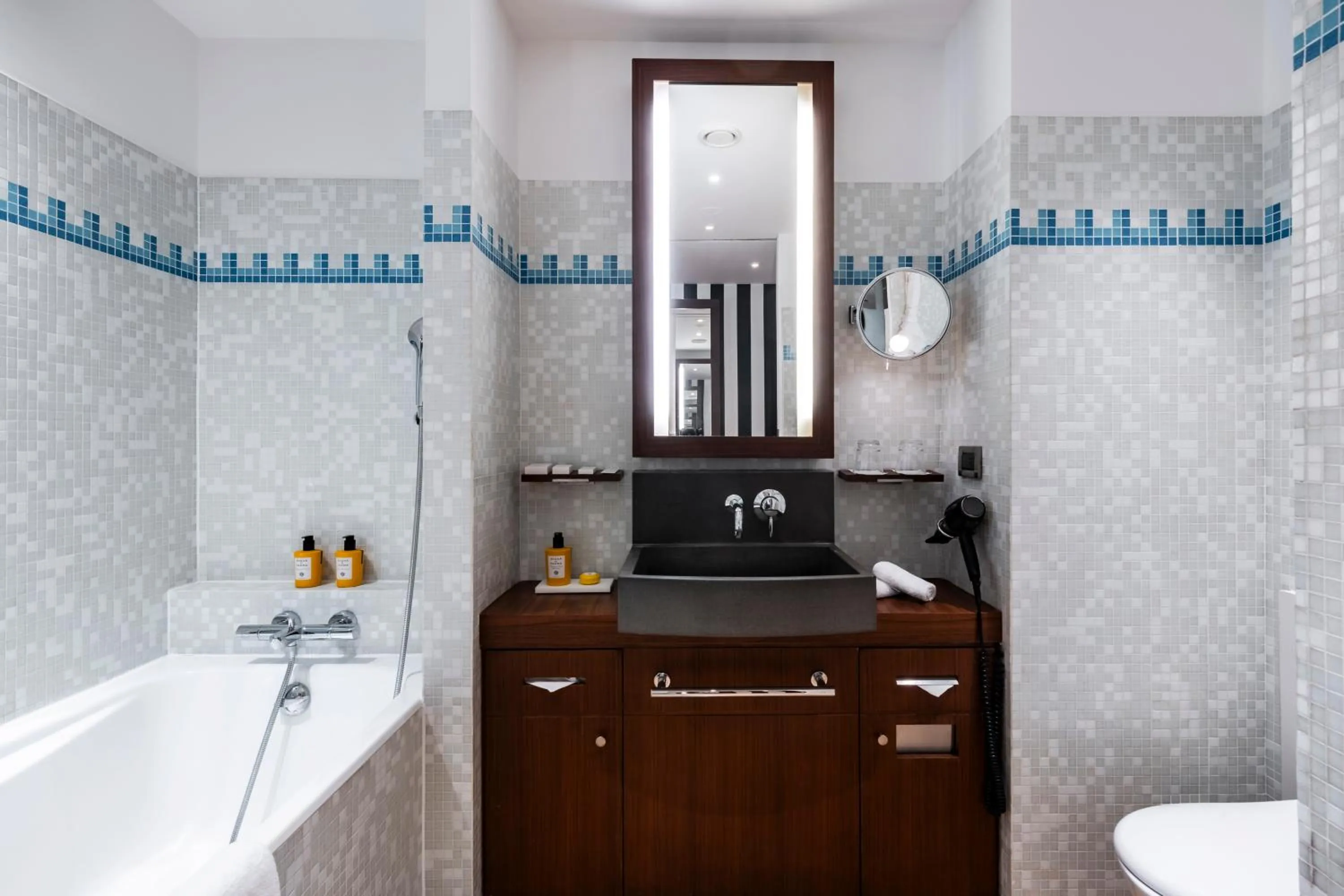 Toilet in Grand Hôtel Champs-Elysées