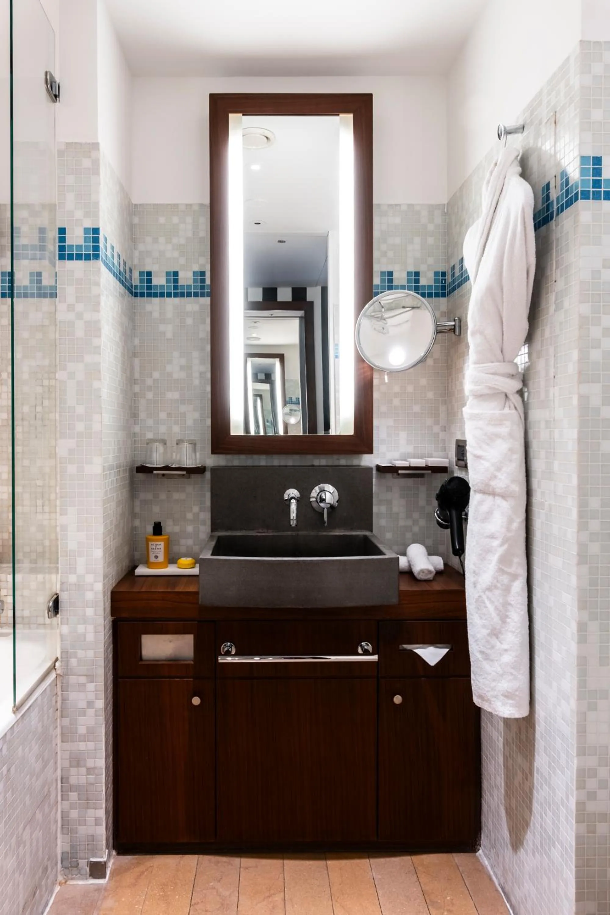 Shower in Grand Hôtel Champs-Elysées