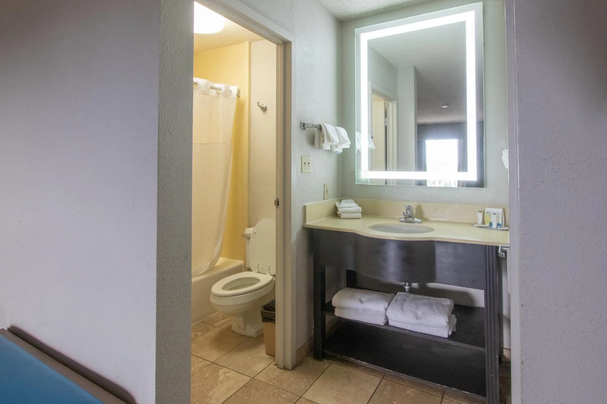 Days Inn & Suites by Wyndham Albuquerque North