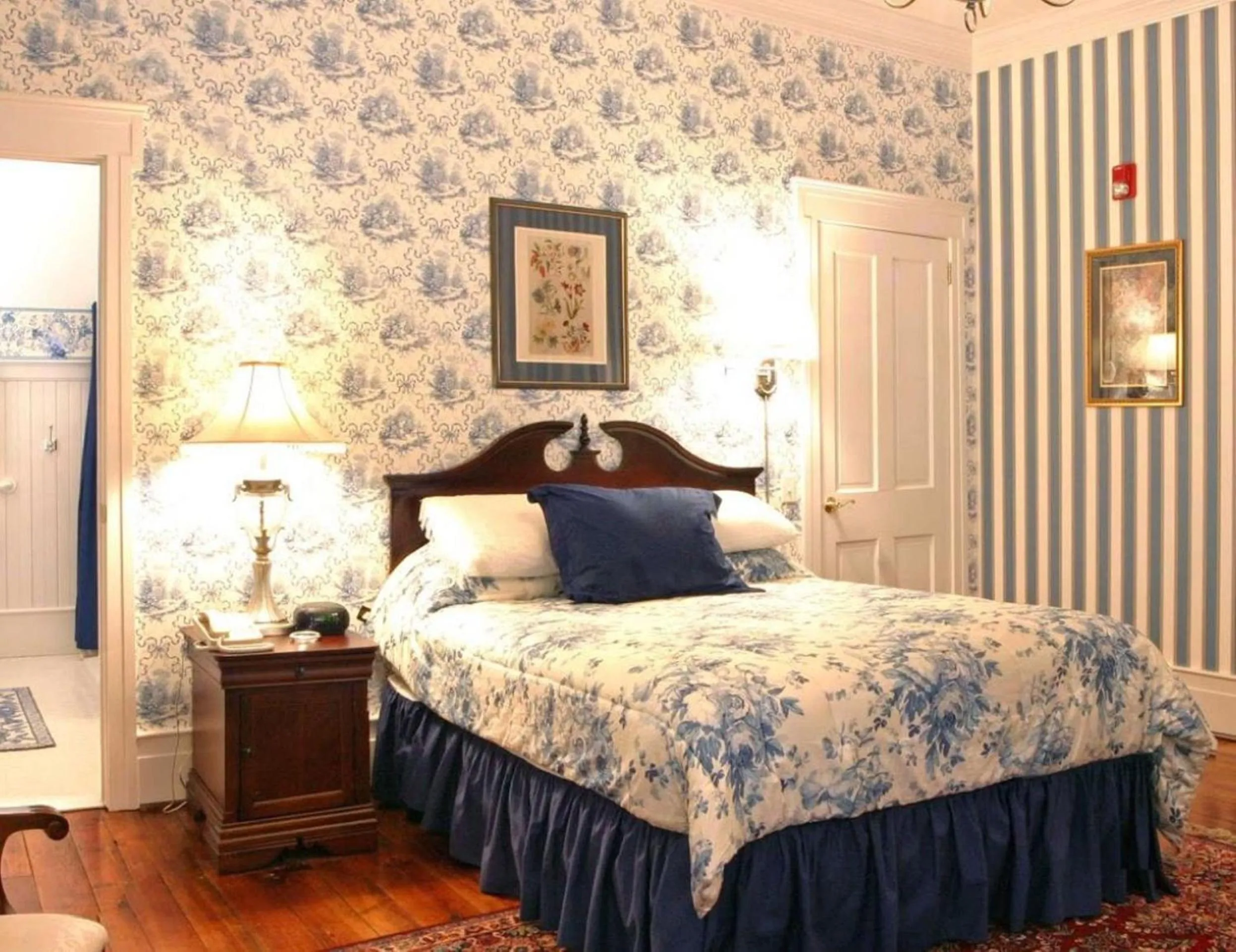 Bed in Bird-in-Hand Village Inn & Suites