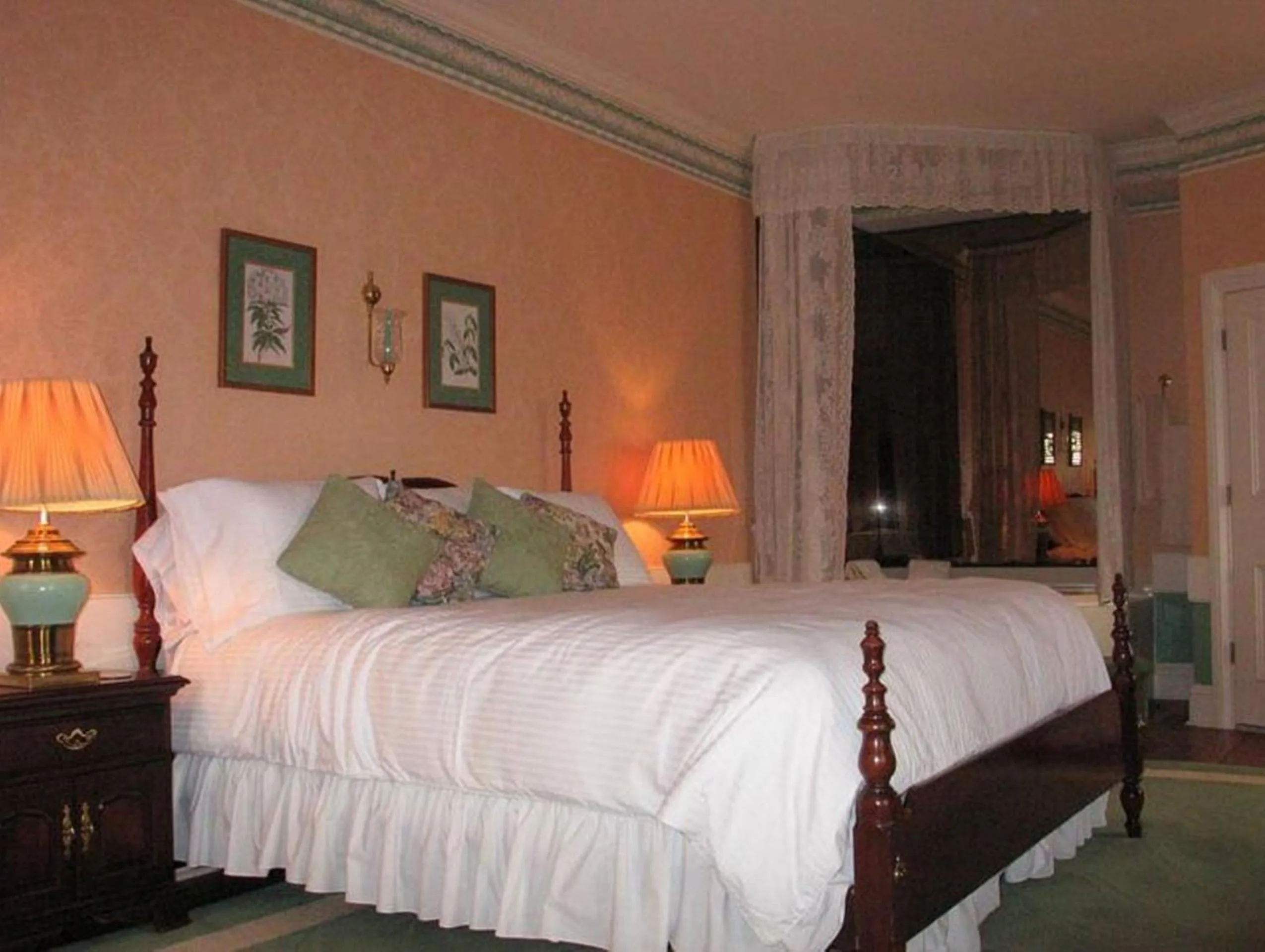 Night, Bed in Bird-in-Hand Village Inn & Suites