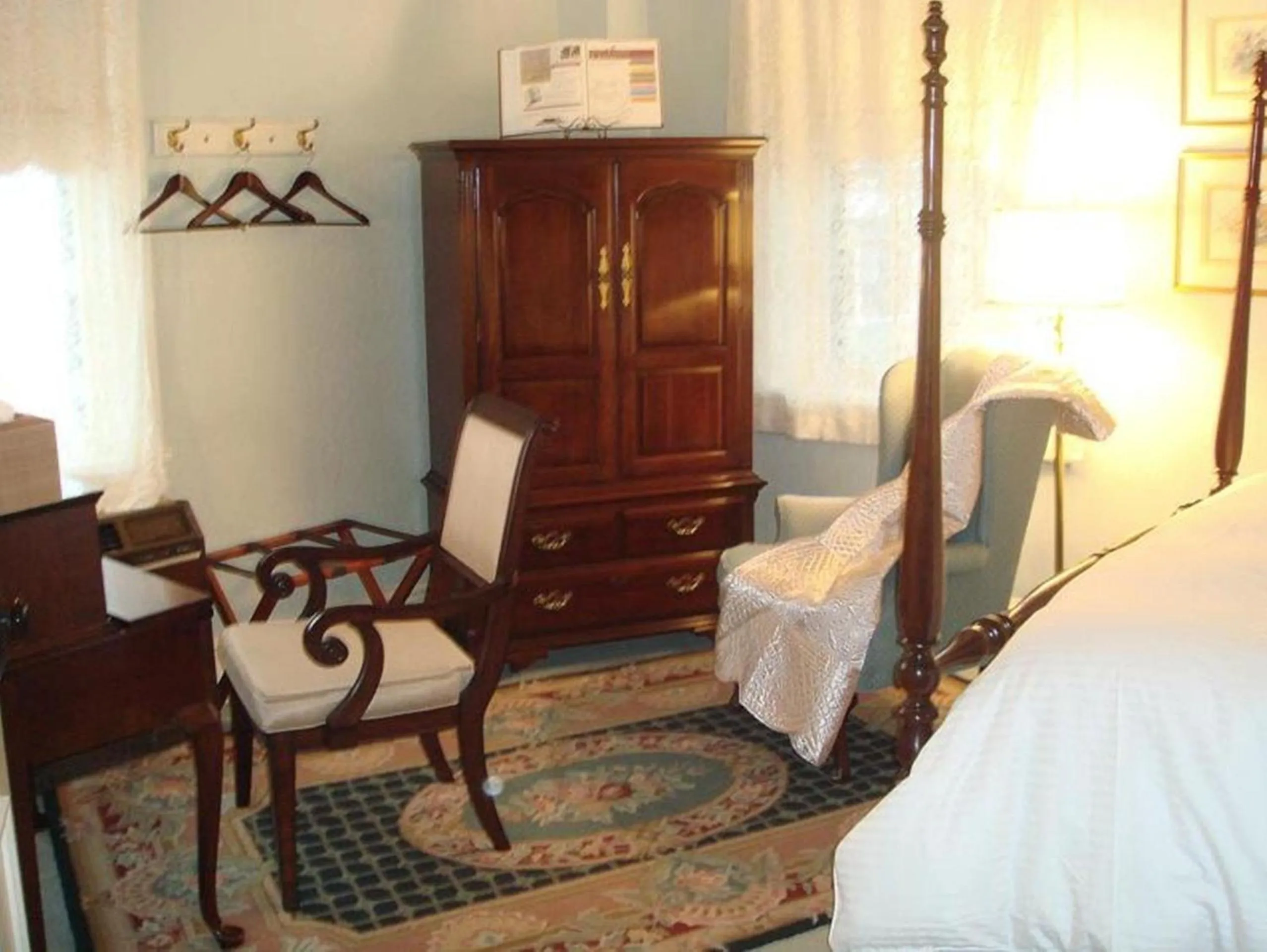 Photo of the whole room, Bed in Bird-in-Hand Village Inn & Suites