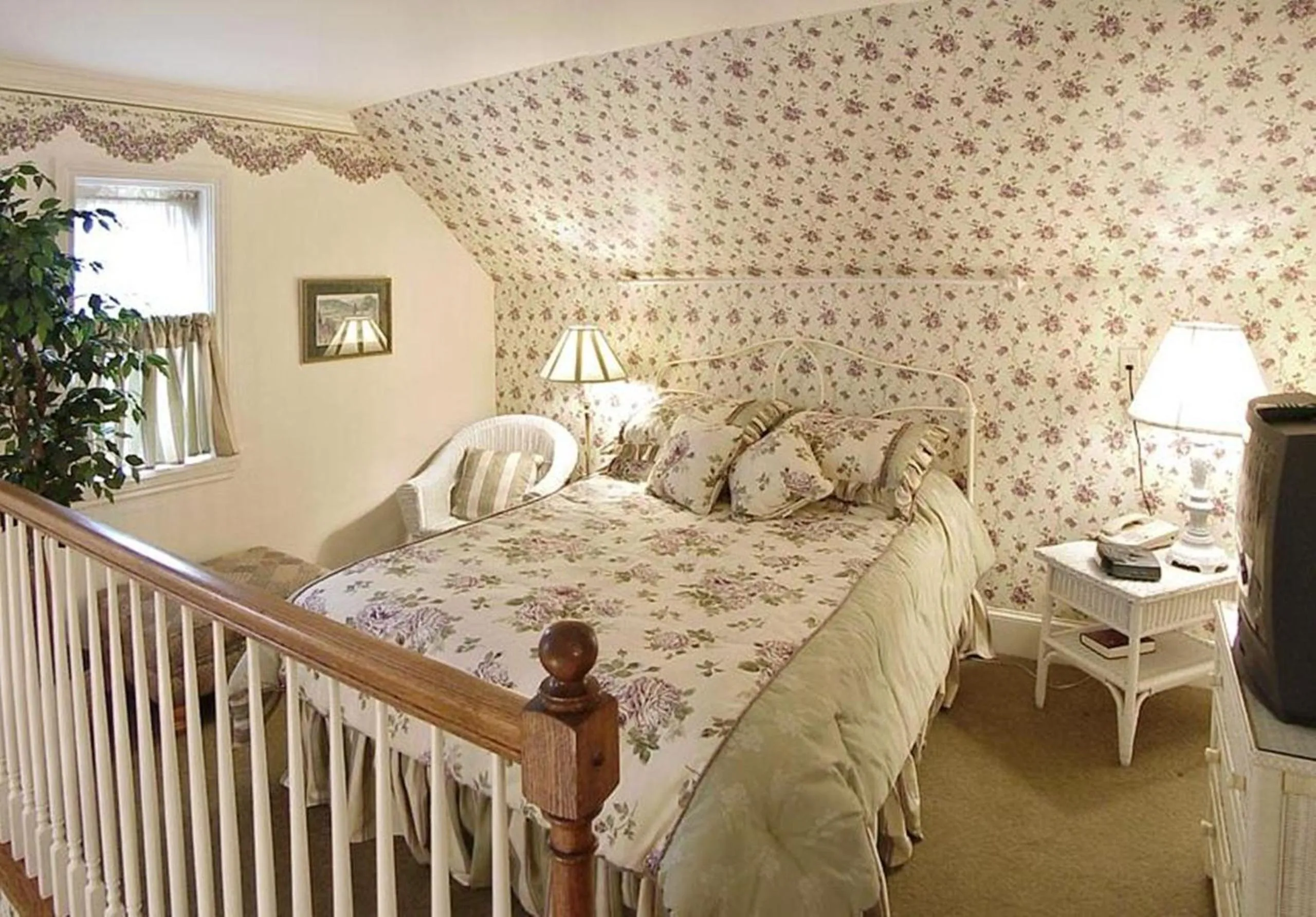 Bed in Bird-in-Hand Village Inn & Suites