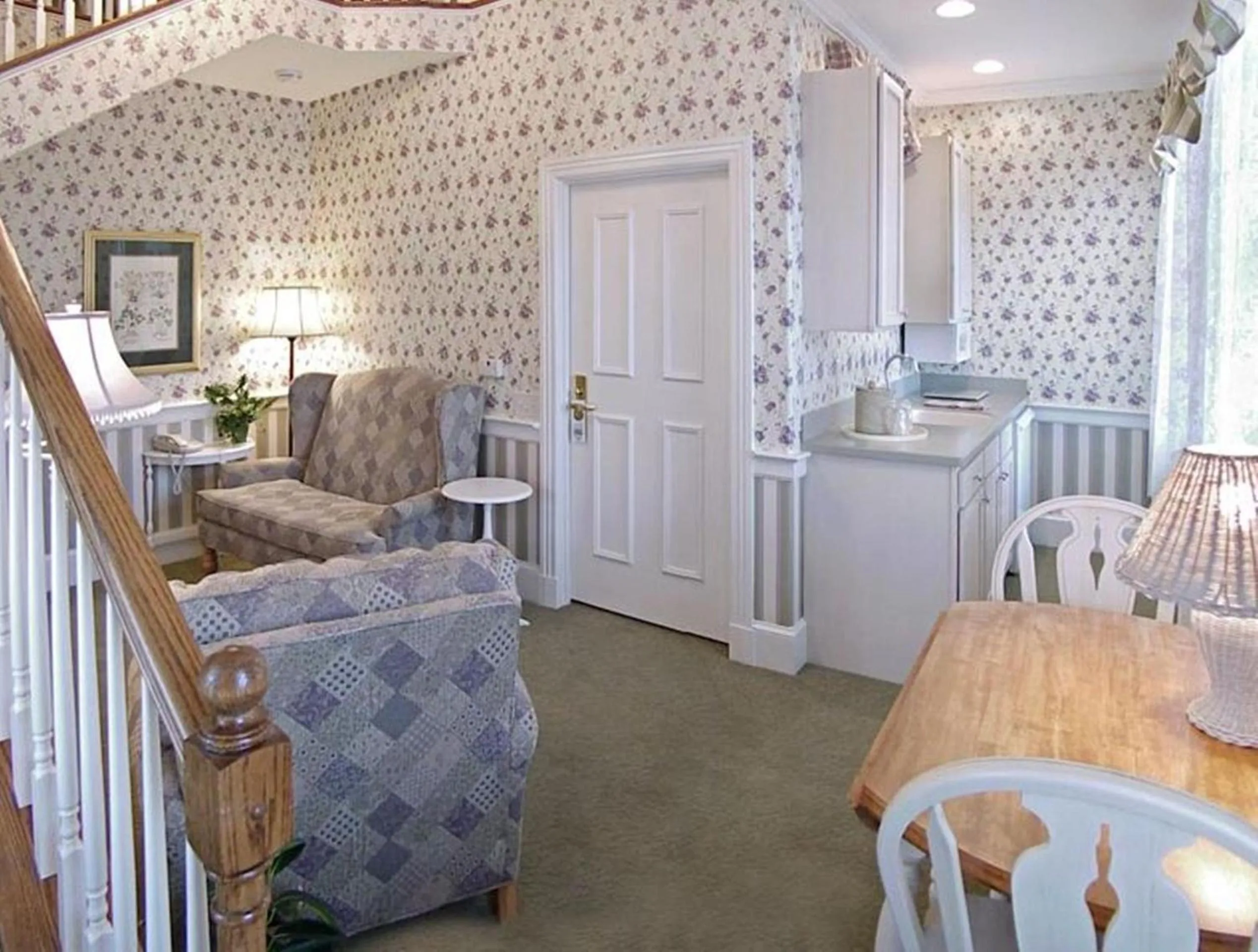 Living room in Bird-in-Hand Village Inn & Suites