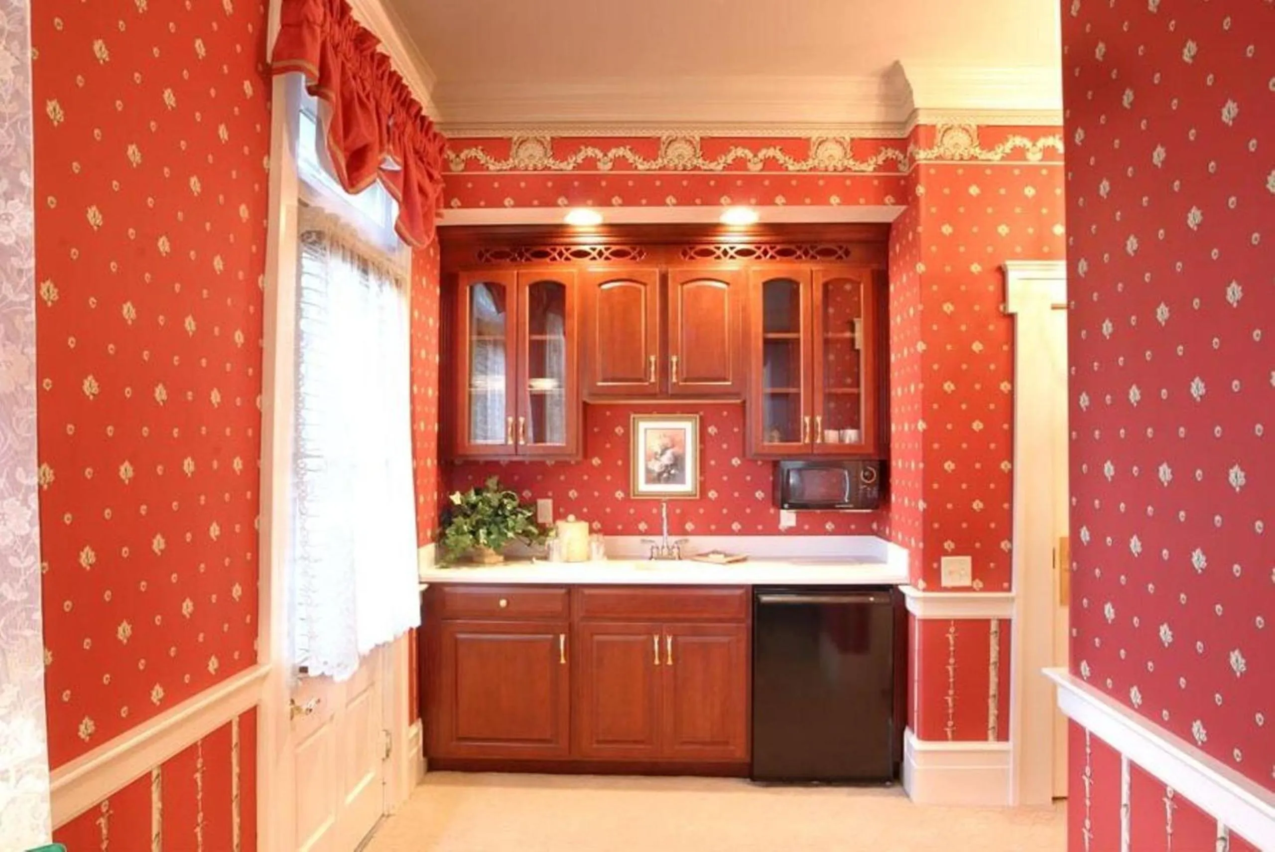 Kitchen or kitchenette in Bird-in-Hand Village Inn & Suites