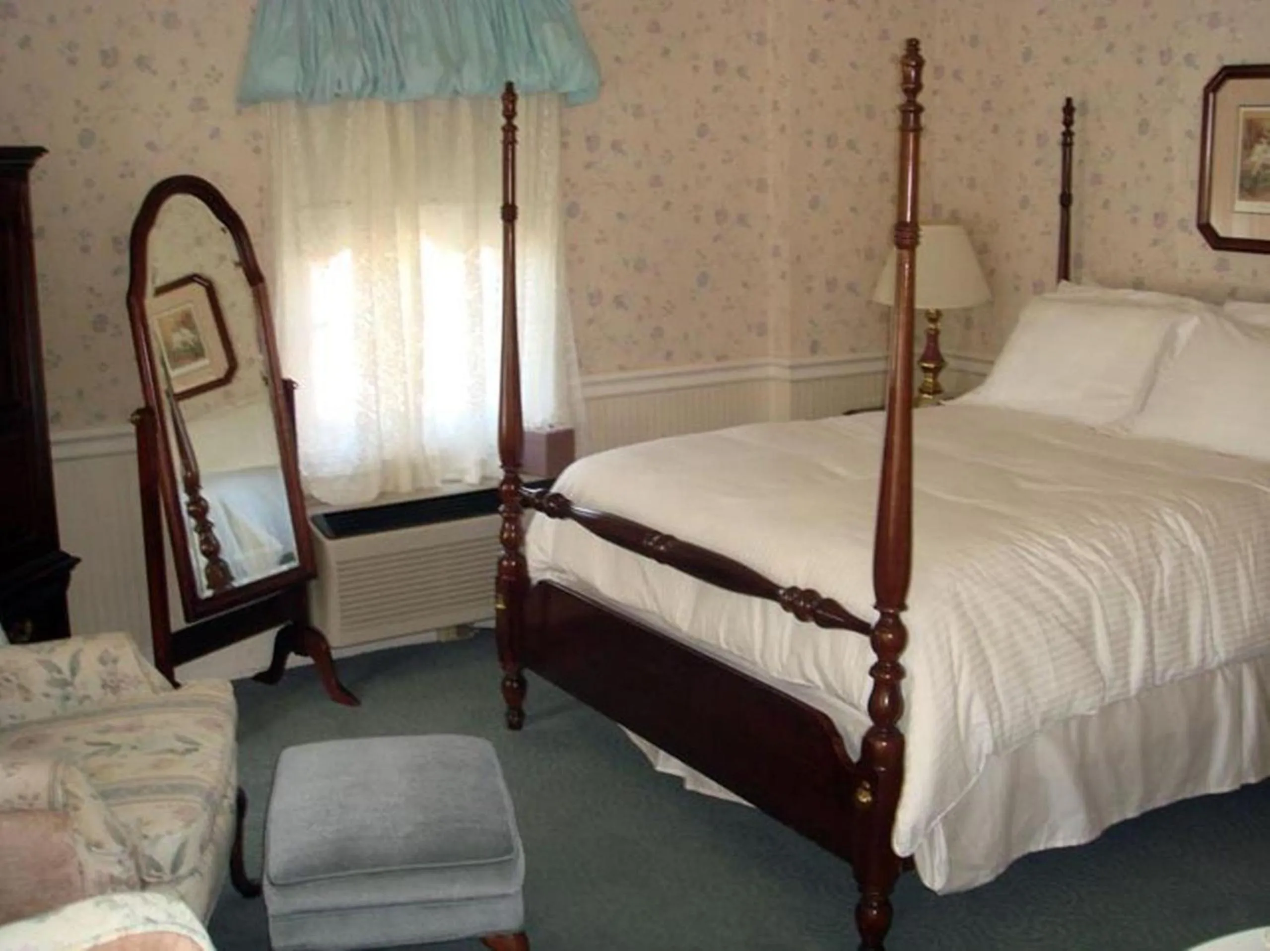 Photo of the whole room, Bed in Bird-in-Hand Village Inn & Suites