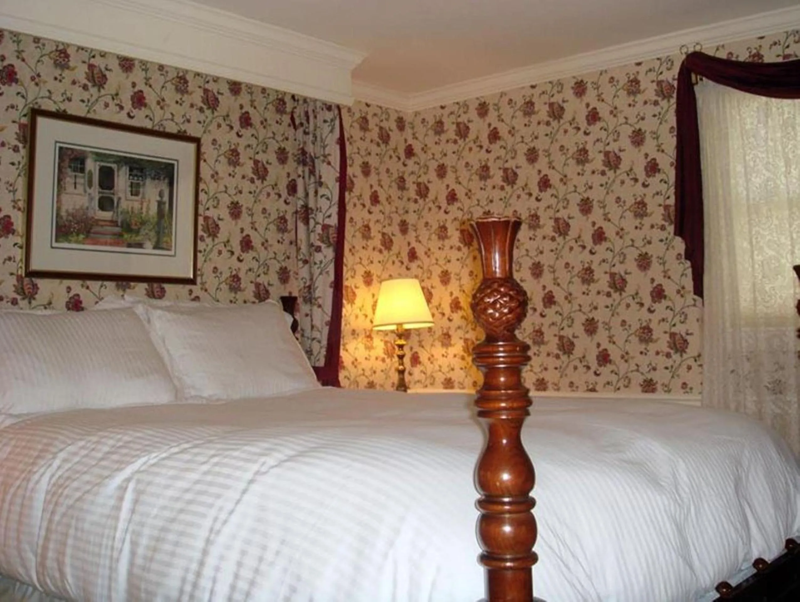 Bed in Bird-in-Hand Village Inn & Suites