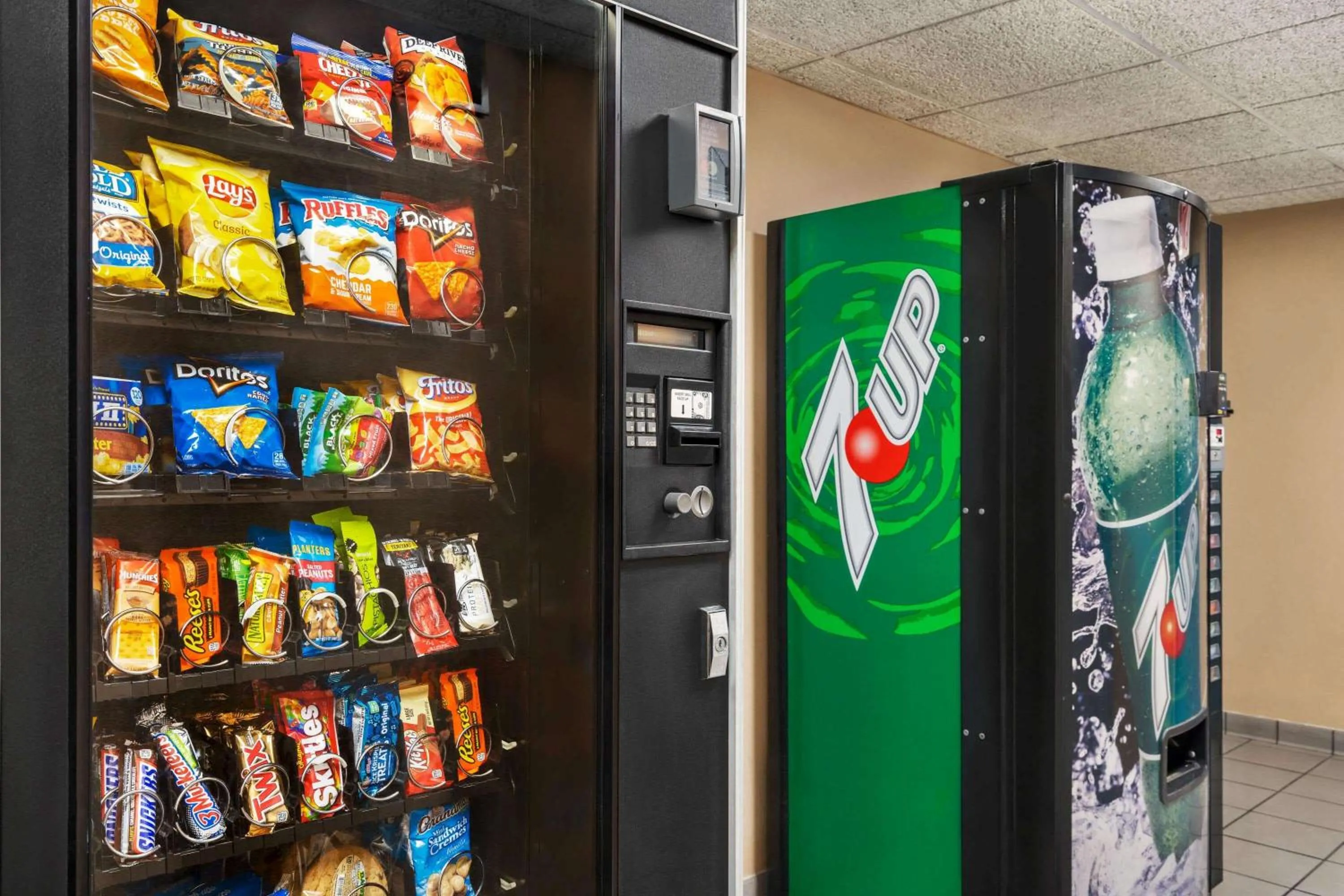 Food and drinks in Days Inn by Wyndham Canastota Verona