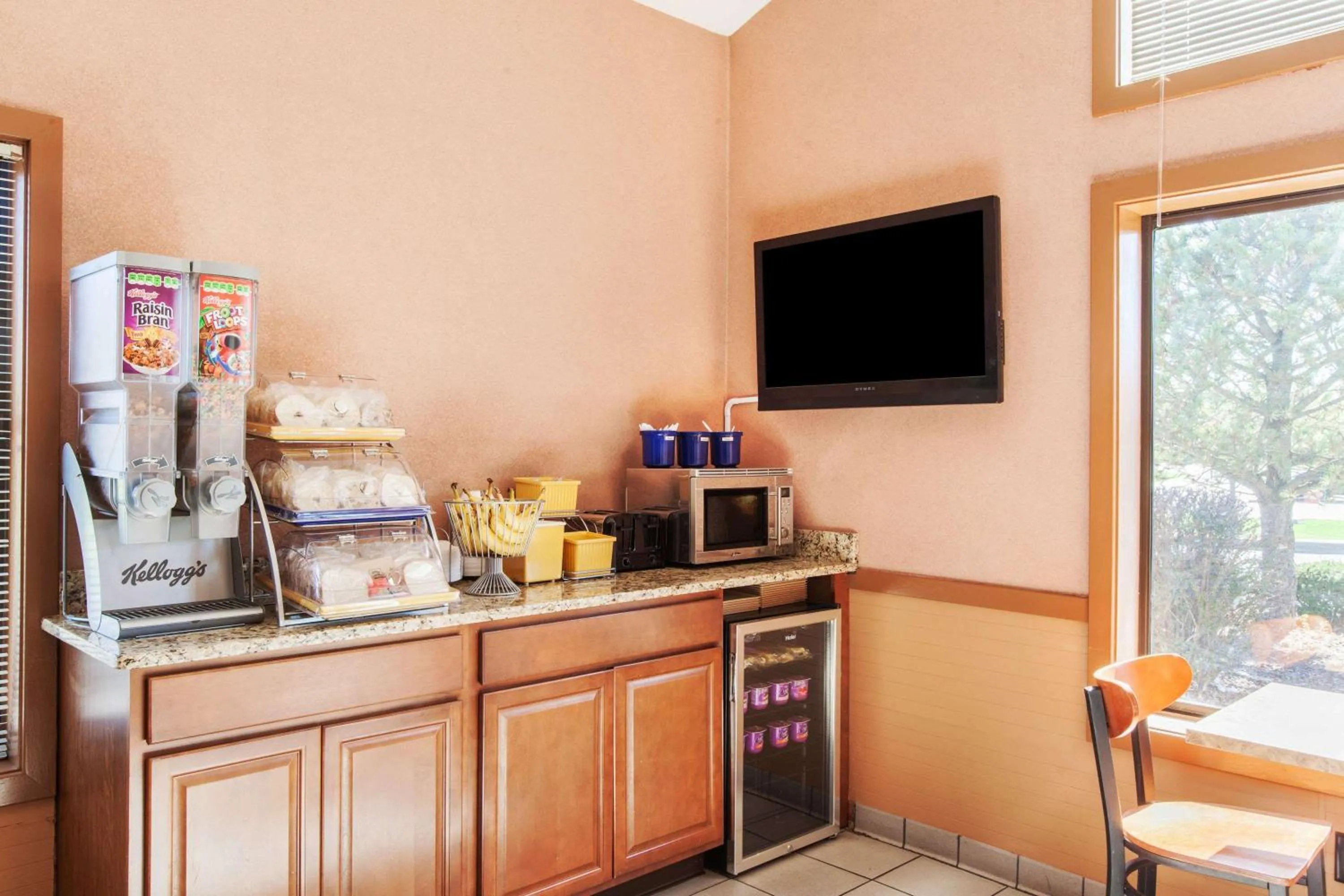 Restaurant/places to eat in Days Inn by Wyndham Canastota Verona