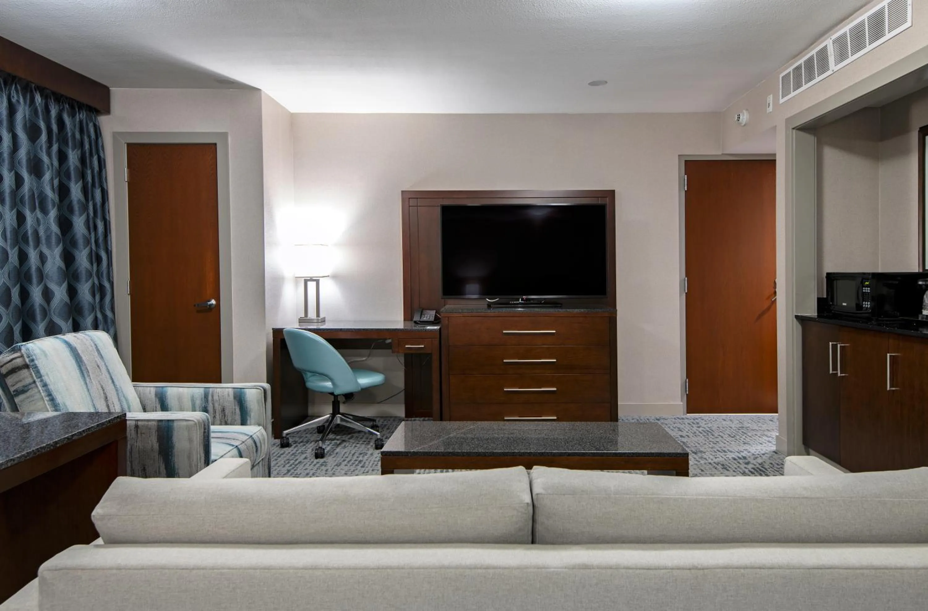 Living room in DoubleTree by Hilton - Kamloops