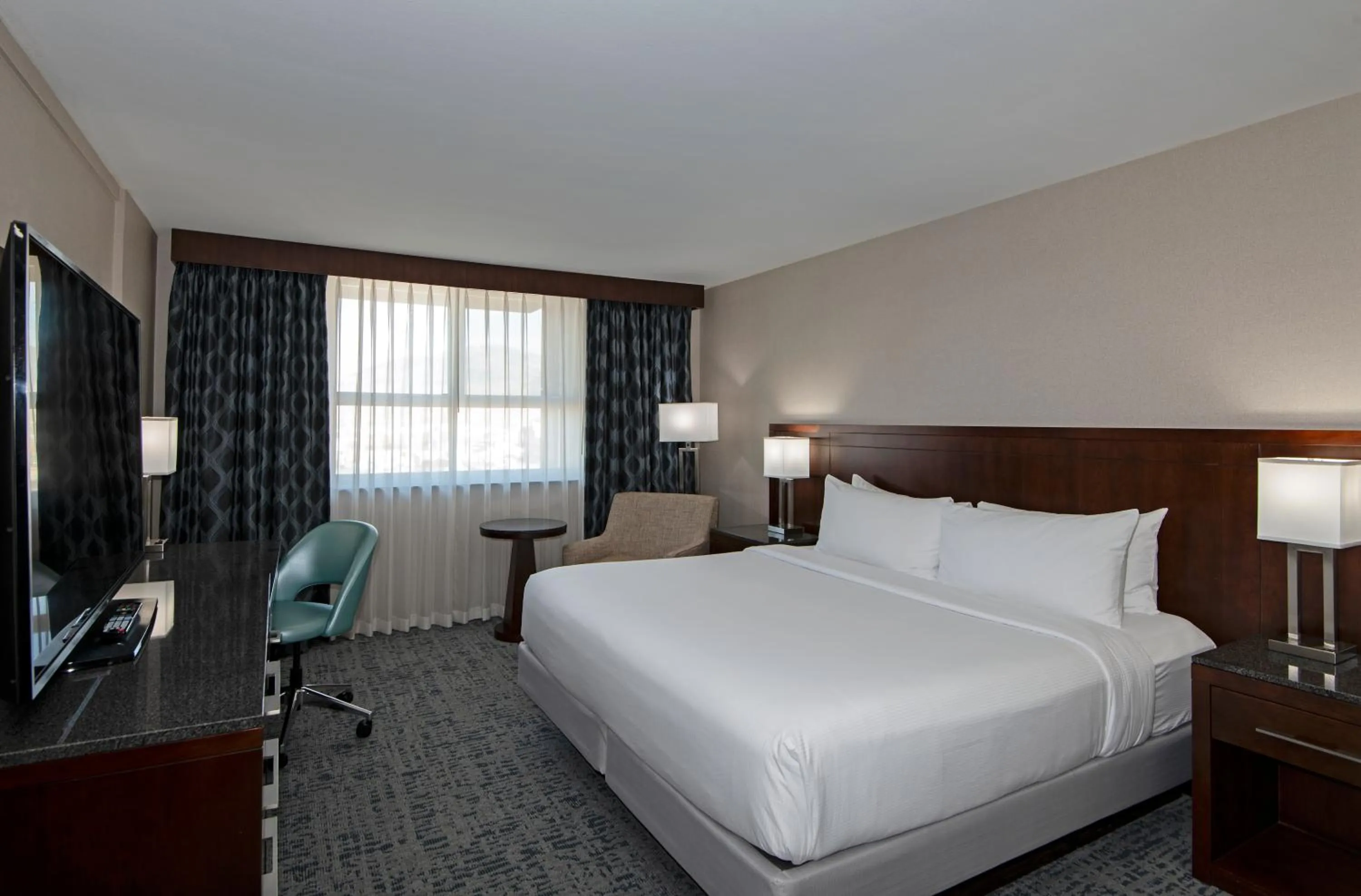 Bedroom, Bed in DoubleTree by Hilton - Kamloops